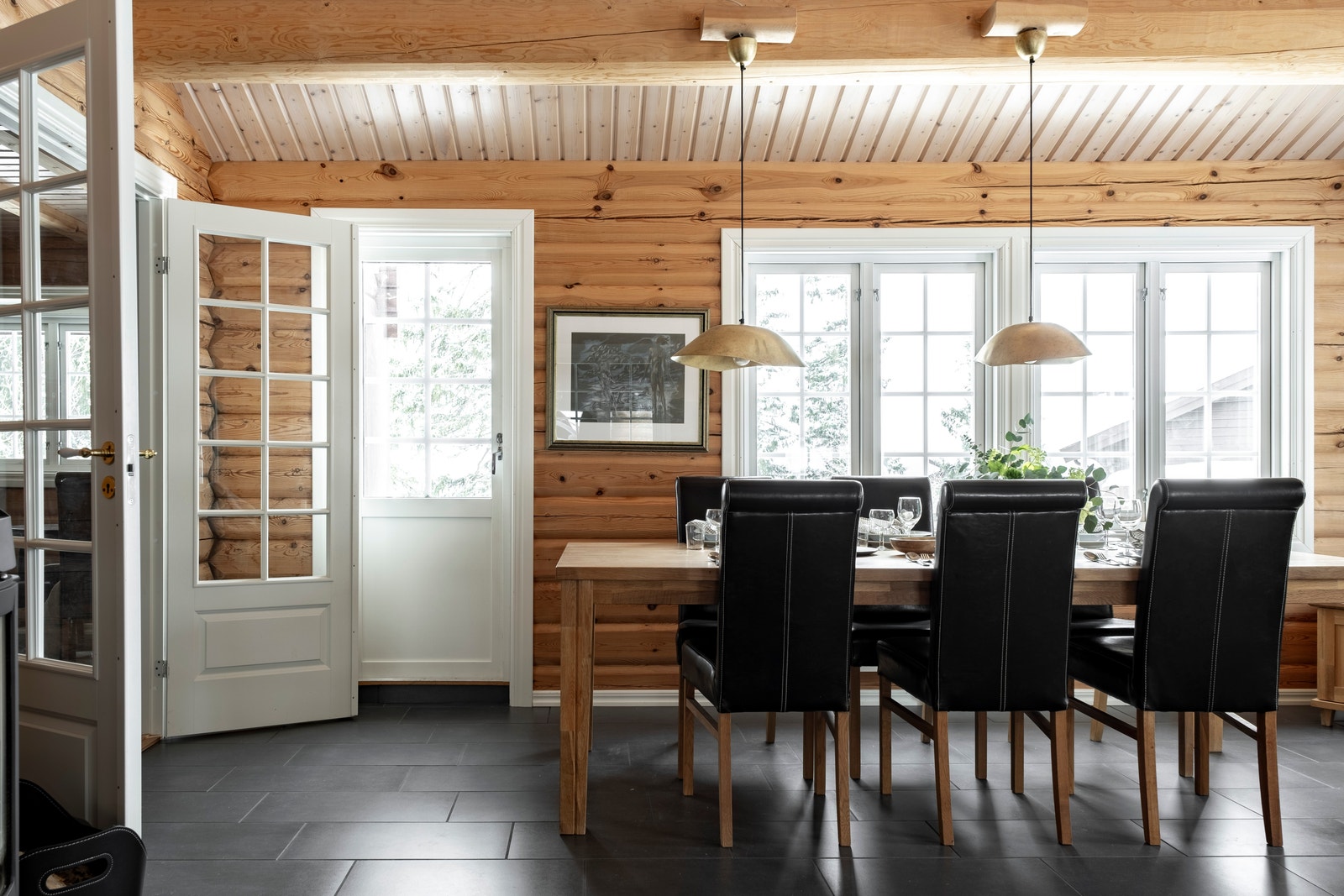 Vy mot matplatsen och utgång till terrass Galleribilde