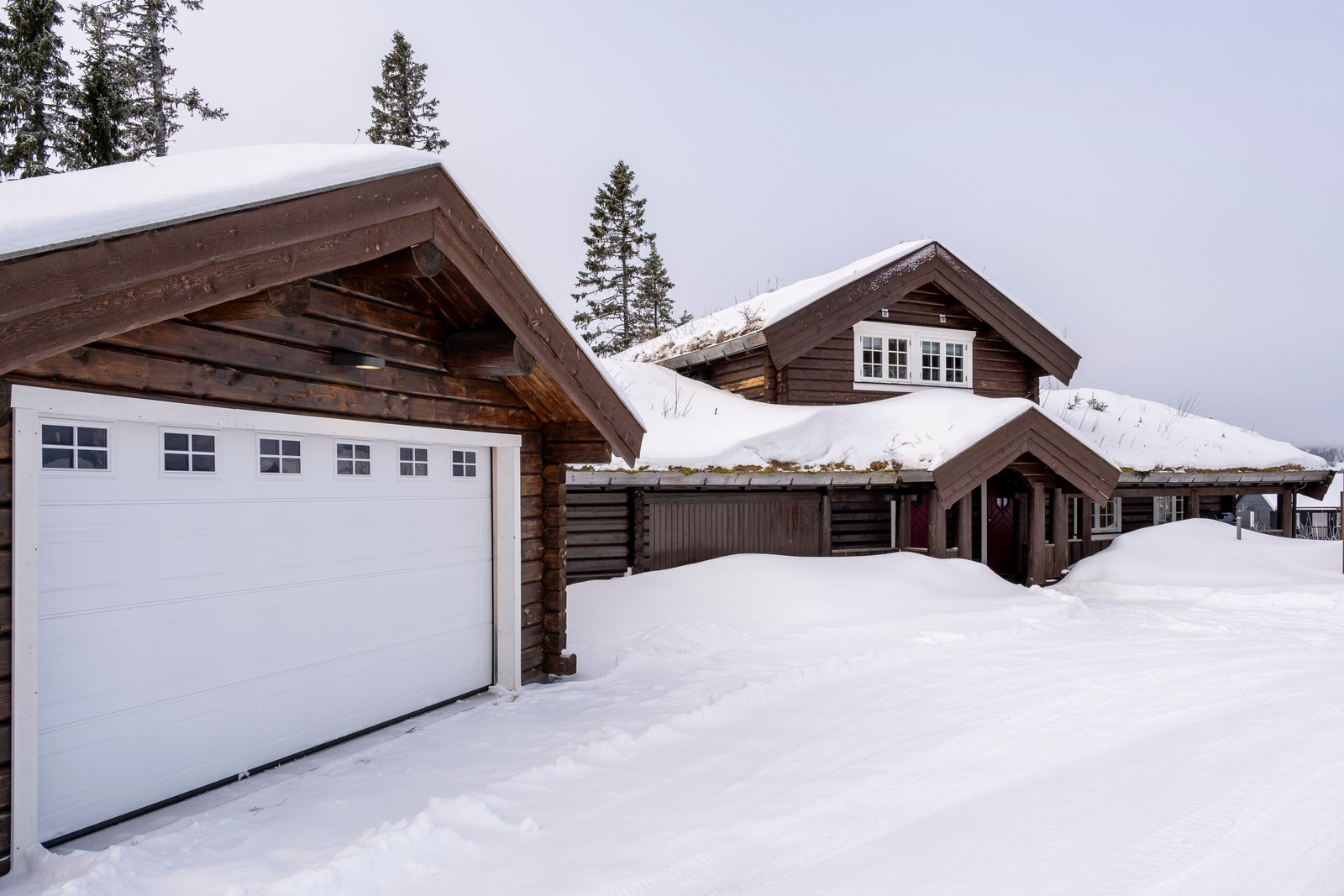 Uppfart med plats för flera bilar och garage Galleribilde