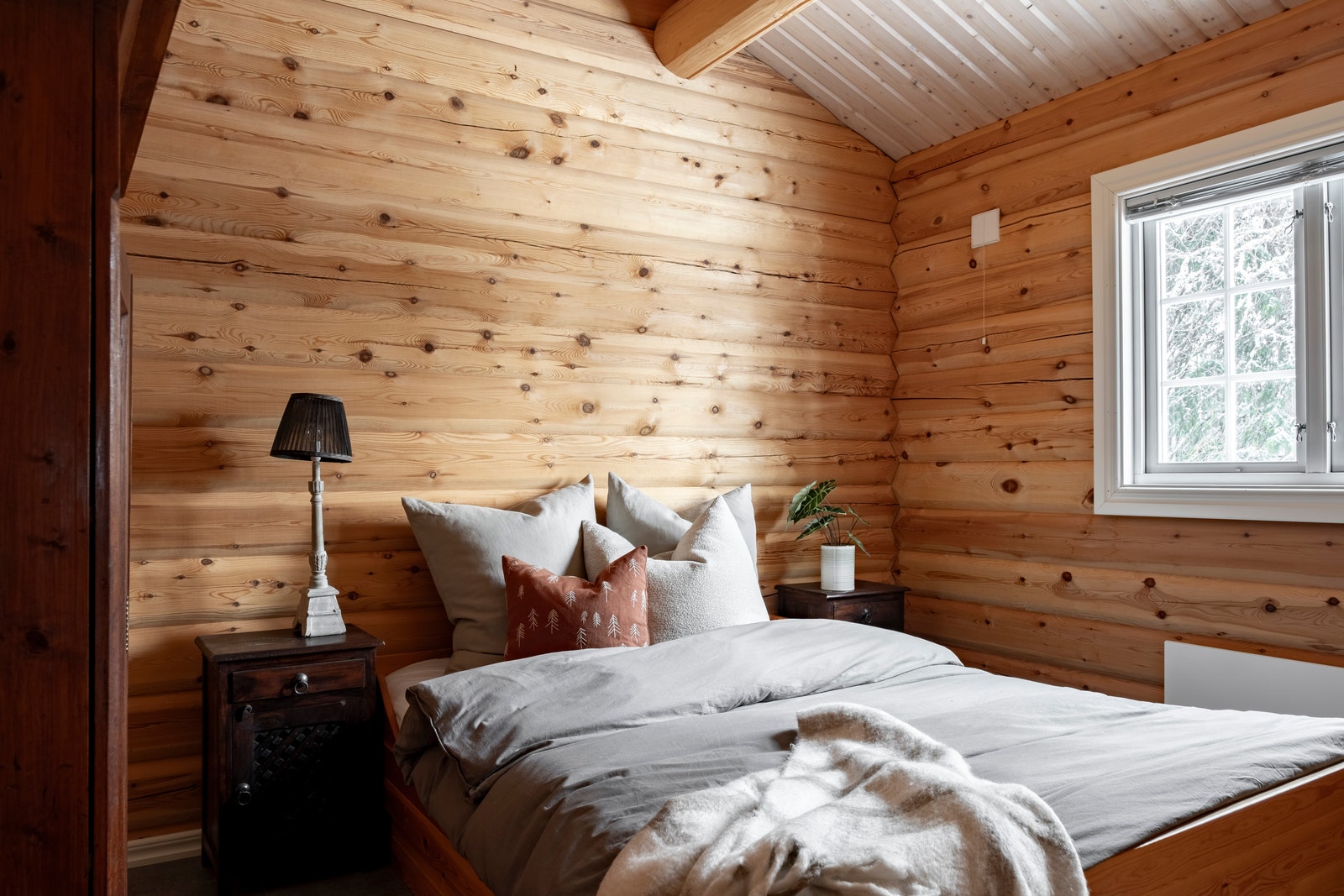 Sovrum med dubbelsäng på entréplan Galleribilde