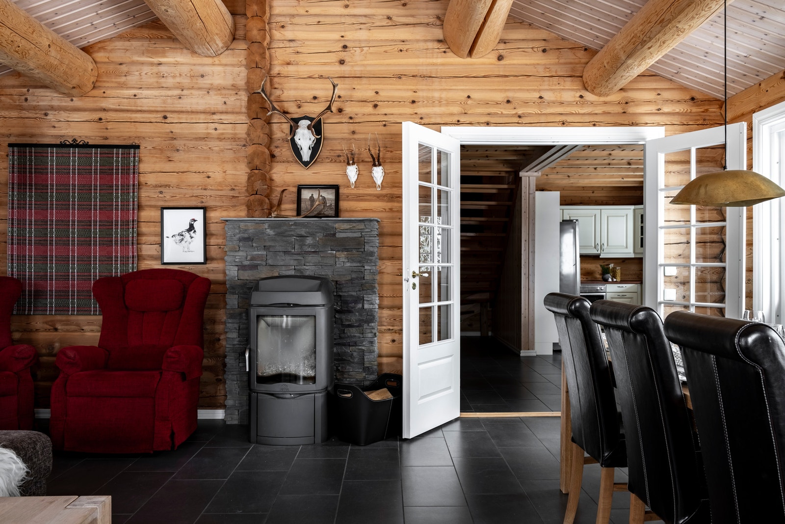 Allrum med kamin mitt i rummet Galleribilde