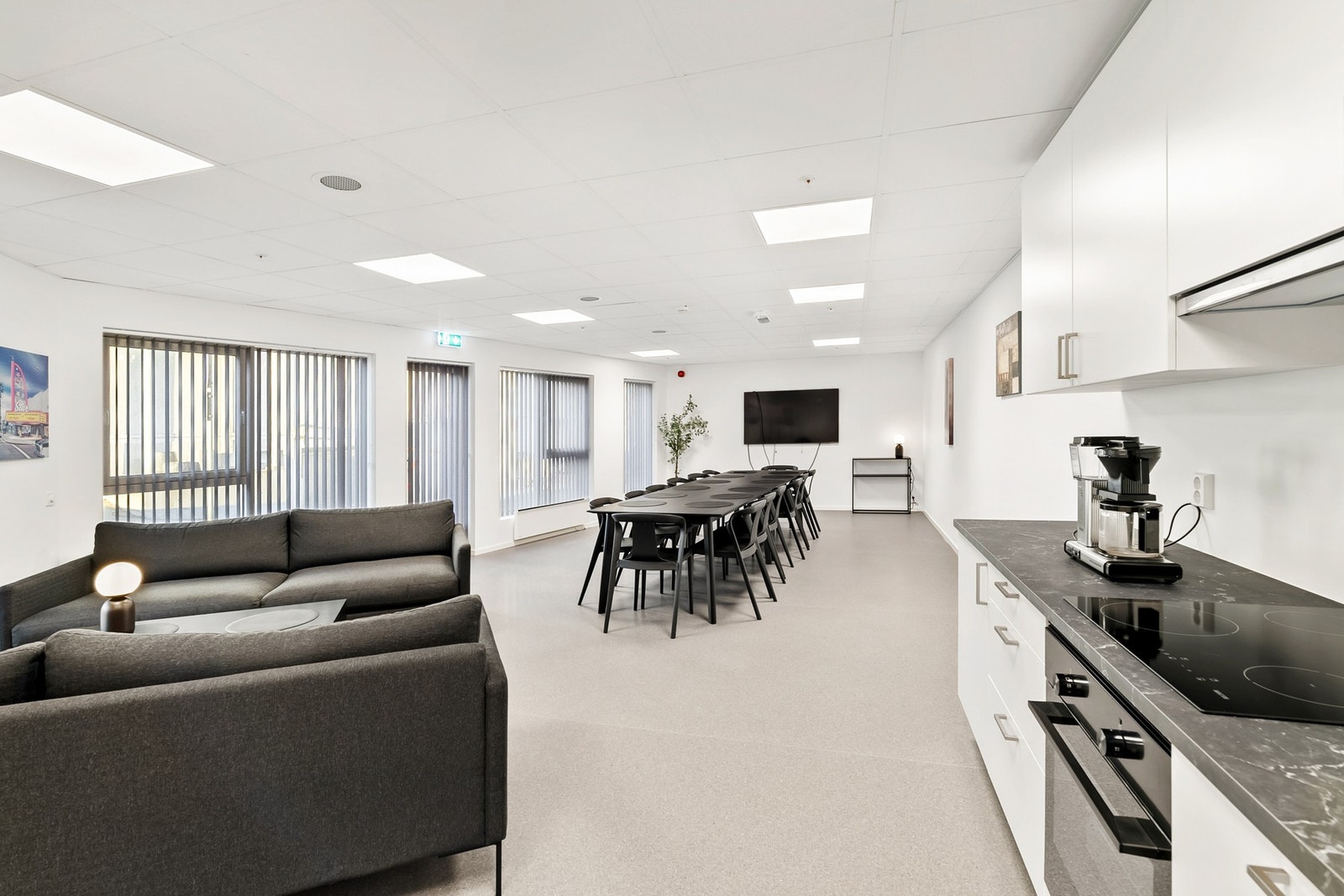 Trivelig fellesstue i 1.etasje. Det er også felles innendørs sykkelparkering. Galleribilde