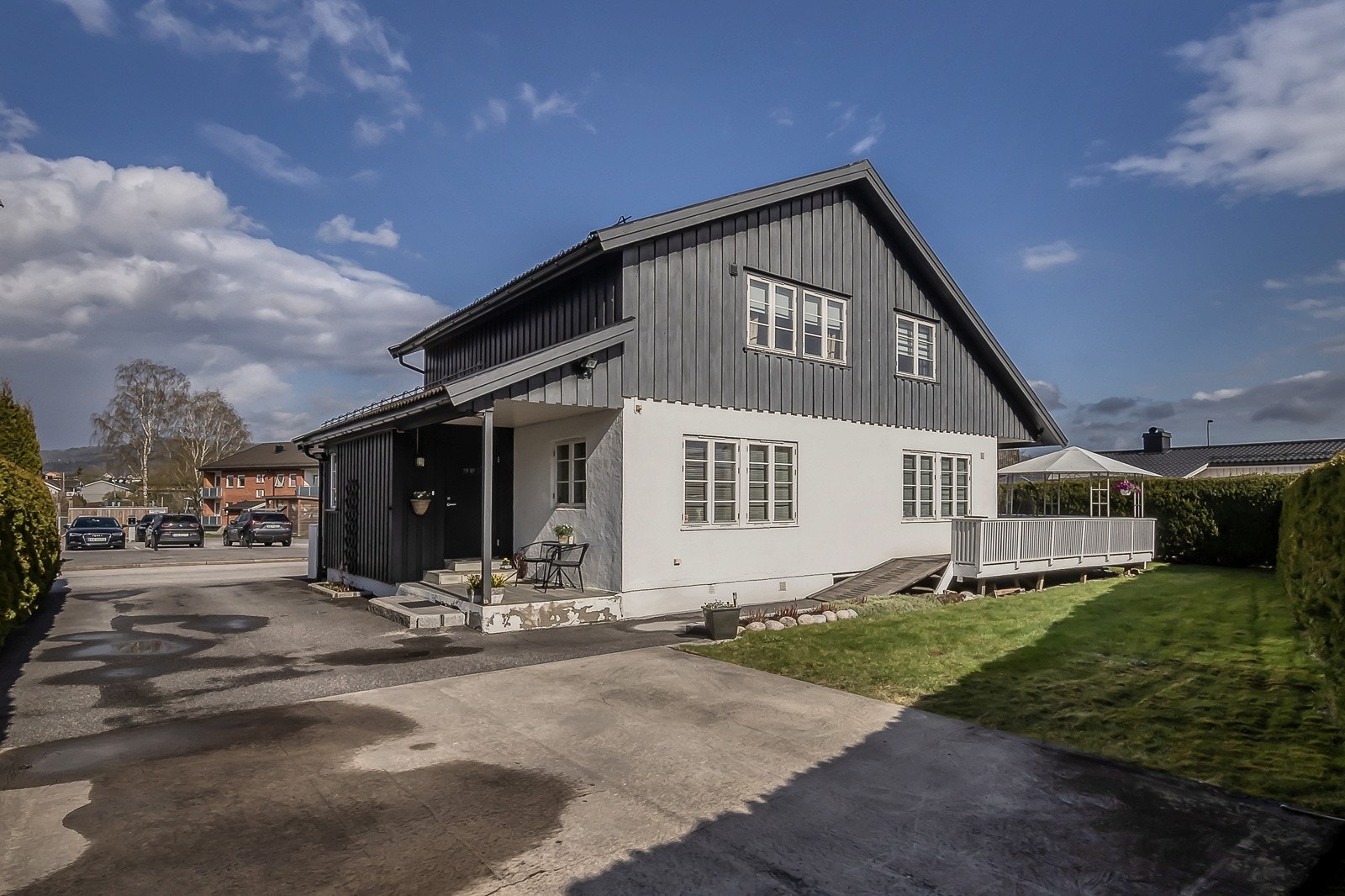 Overbygget inngangsparti. Skifer på trapp. Galleribilde