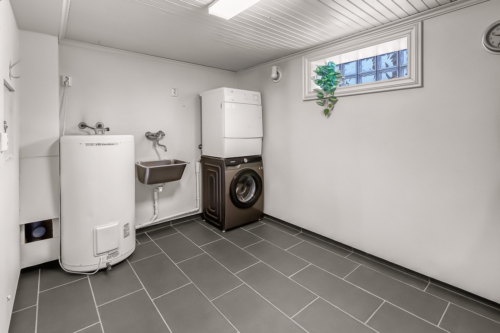 Romslig og praktisk vaskerom i kjeller Galleribilde