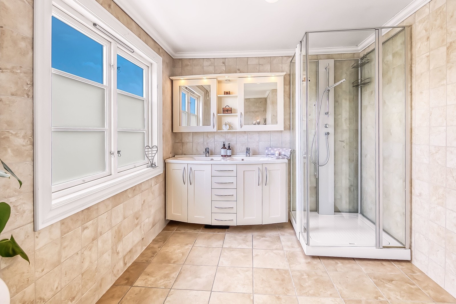 Bad 2. etasje. Meget romslig, flislagt bad med varmekabler Galleribilde