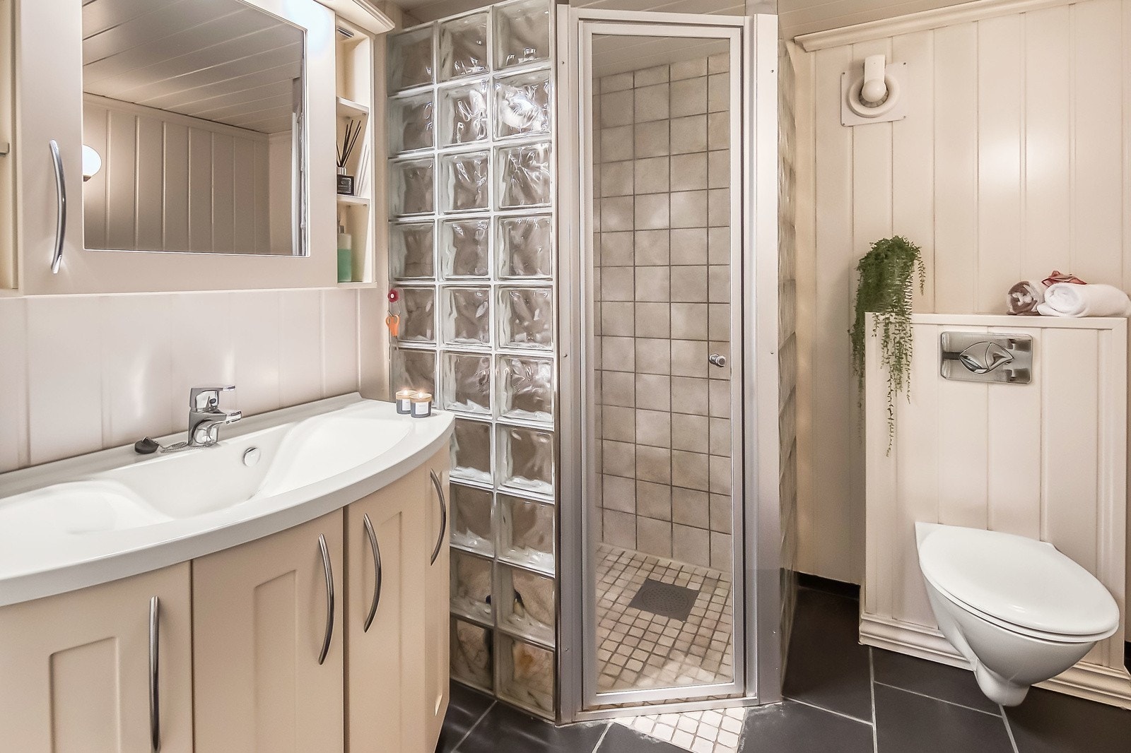 Bad i kjeller har flislagt gulv med varmekabler. Veggene har mdf-panel Galleribilde