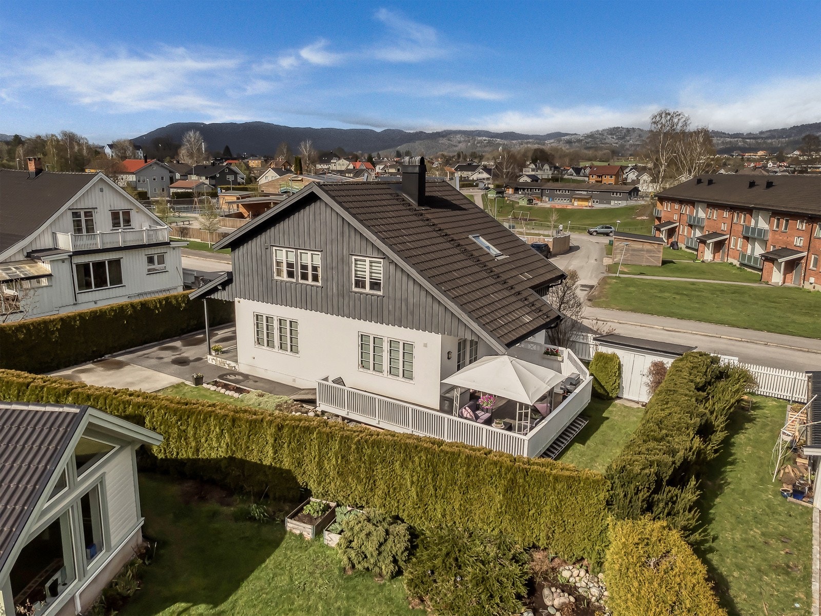 Eiendommen har skjermet og usjenert hage med hekk og gjerde Galleribilde