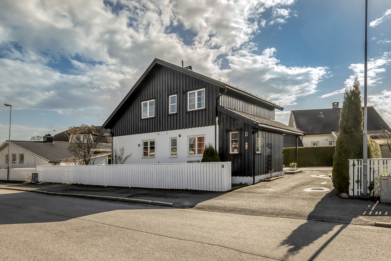 Biloppstillingsplasser på egen tomt. Nytt gjerde mot vegen Galleribilde