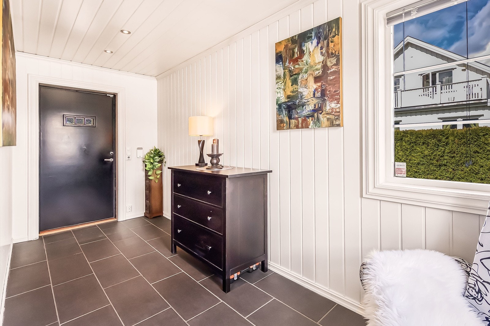 Et meget romslig vindfang ønsker deg velkommen inn ! Flislagt gulv med varmekabler Galleribilde