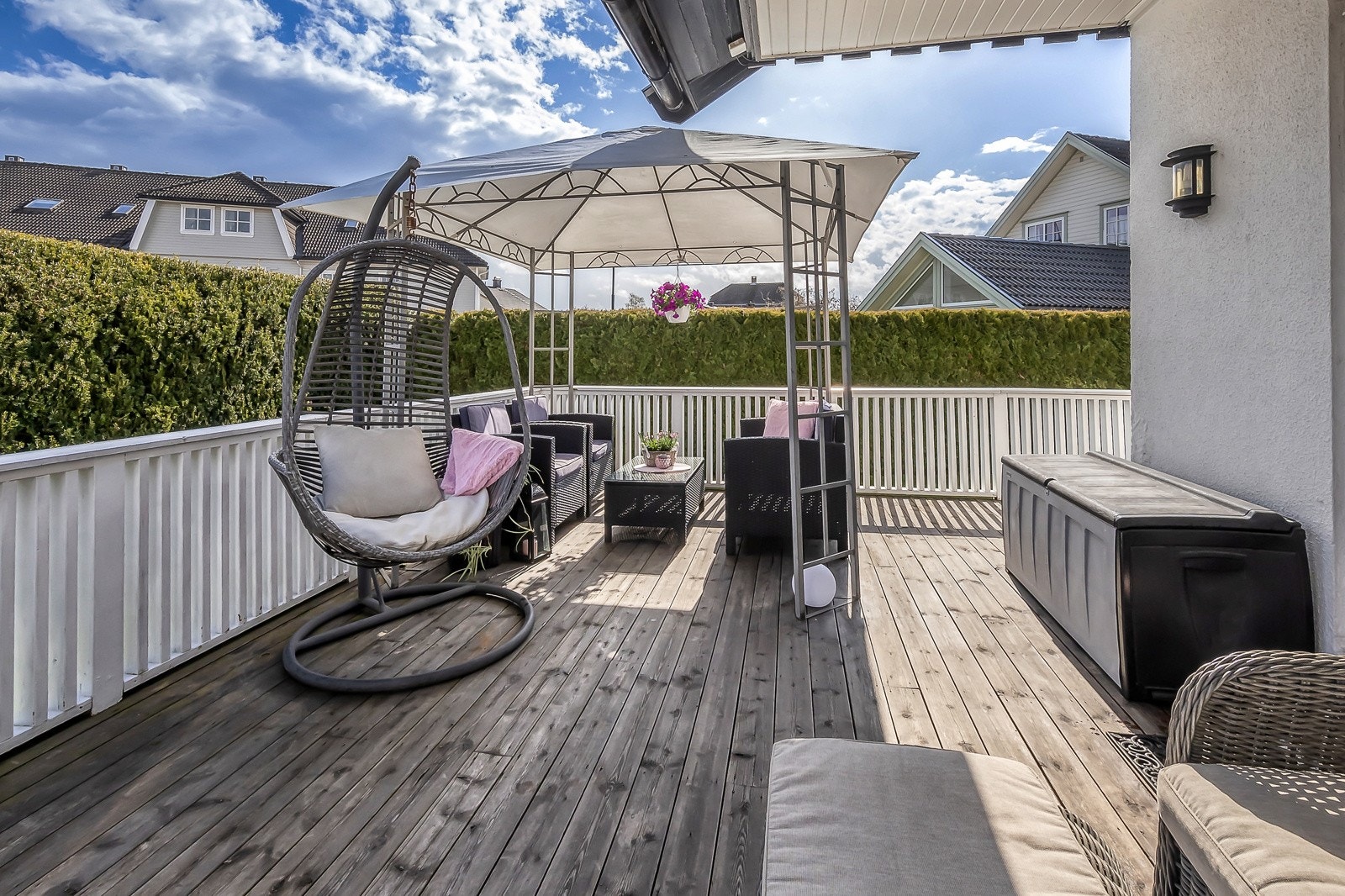 Stor (ca 30 m2) sydvestvendt og solrik terrasse Galleribilde