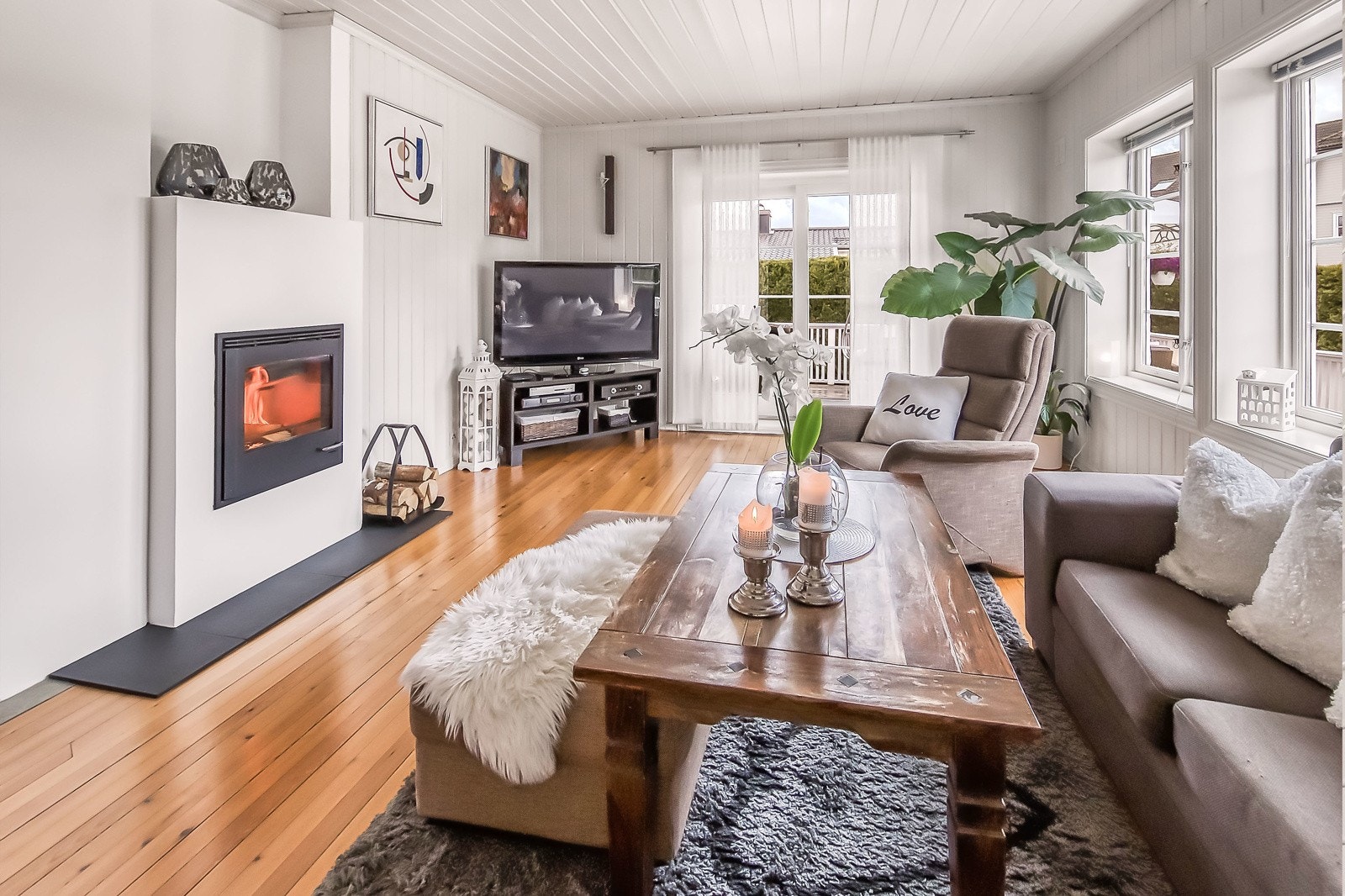 Vedovn som gir en lun og behagelig varme på kjølige dager. Utgang til terrassen via skyvedør Galleribilde