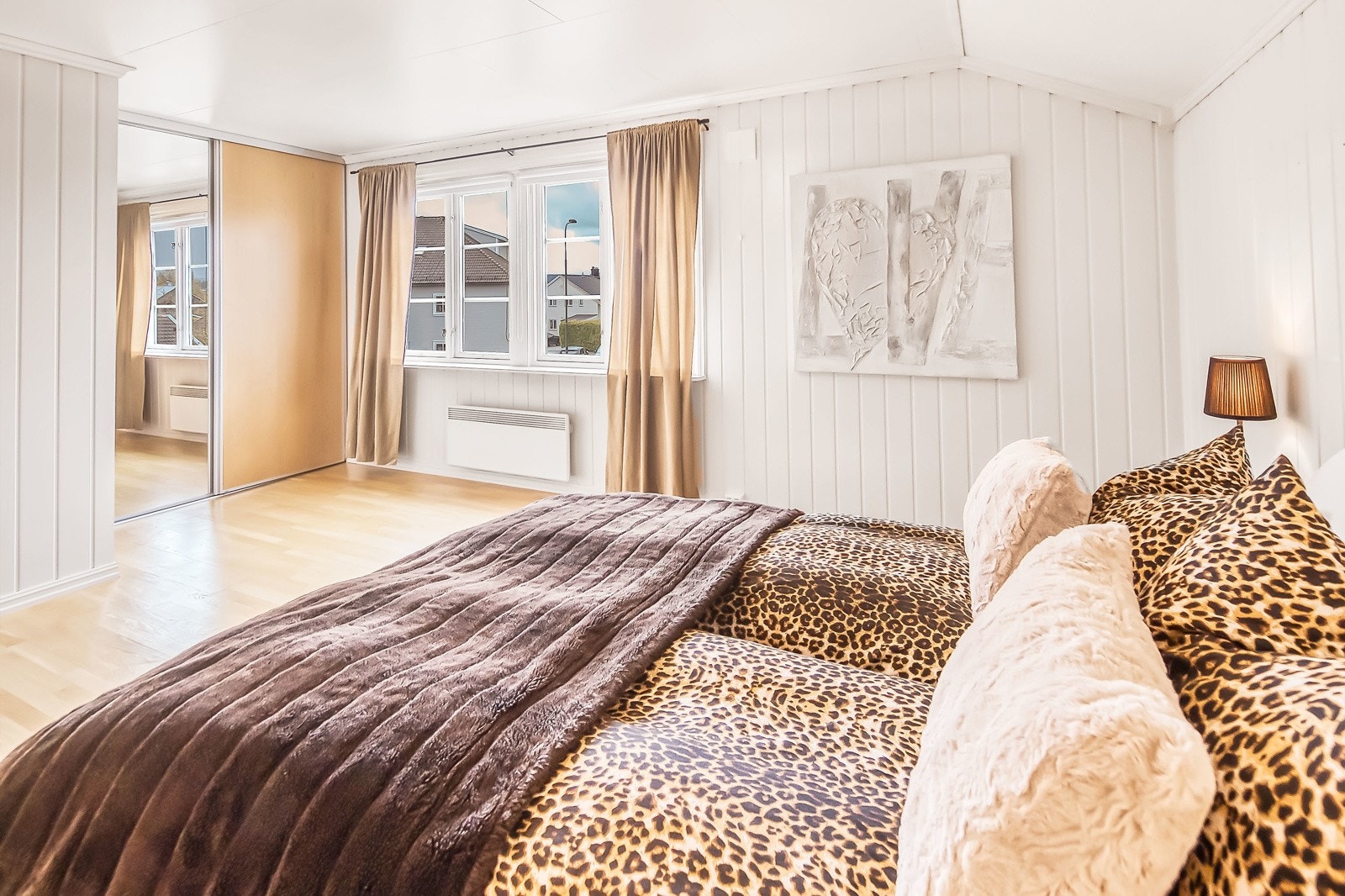 Soverom 1 har to romslige skyvedørsgarderober Galleribilde