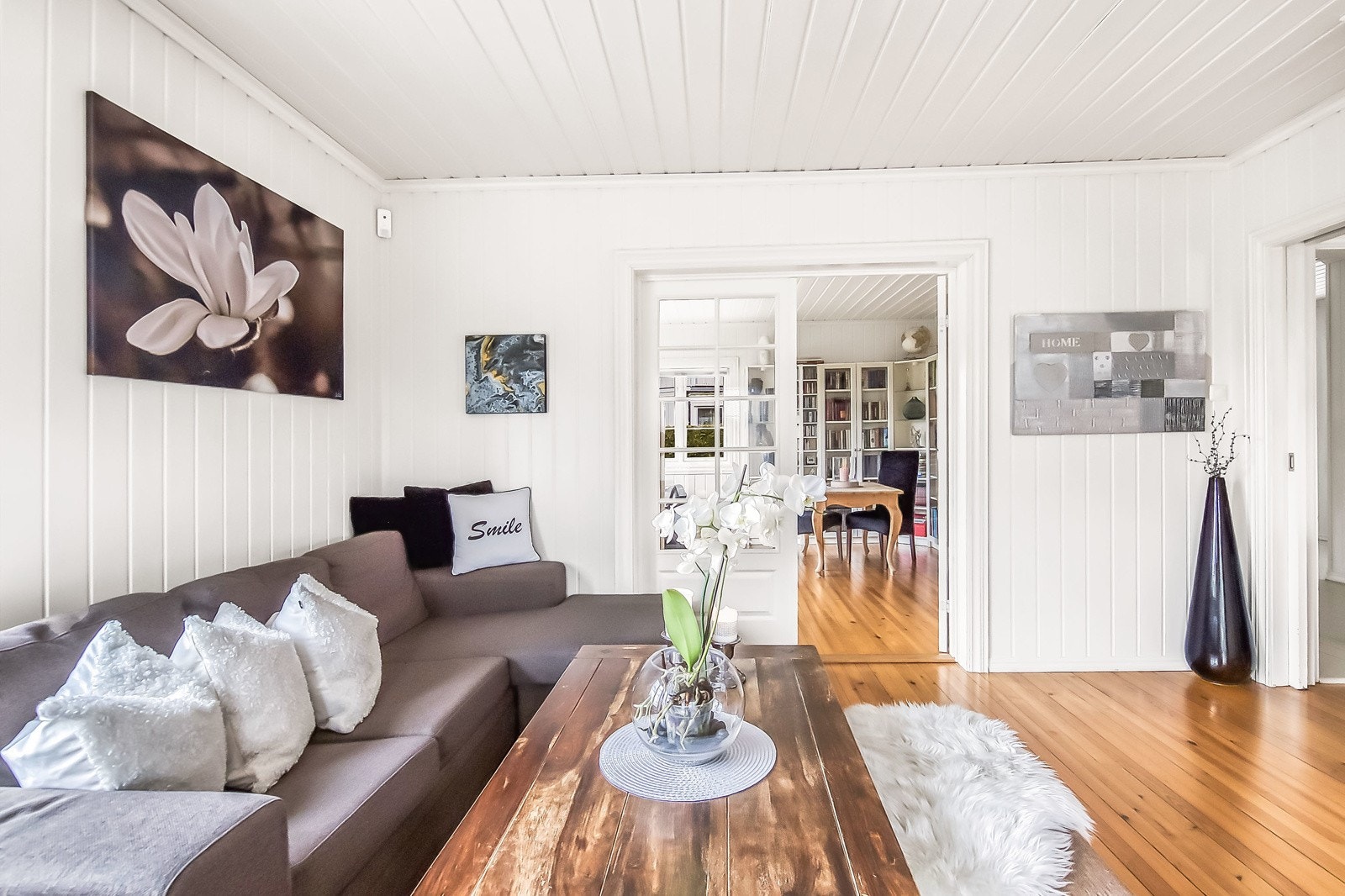 Stor åpning med glassdør mellom de to stuene Galleribilde