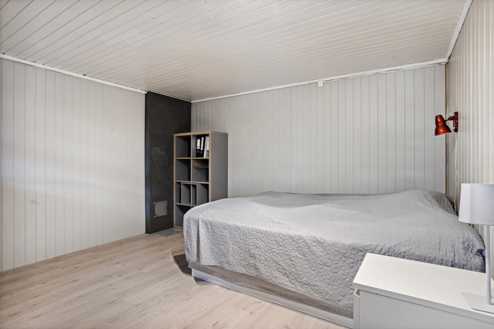 Bod/oppholdsrom i kjeller er innredet til en kjellerstue/soverom. (uten at dette er søkt om og uten at nødvendig godkjennelse er gitt av kommunen). Galleribilde