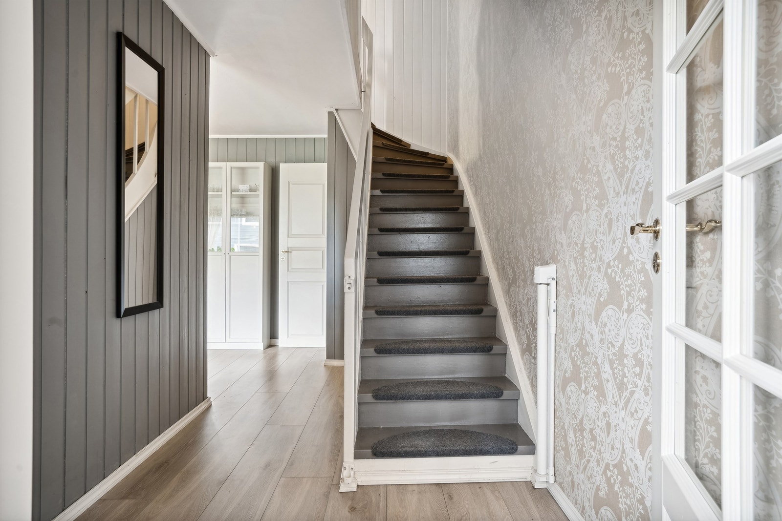 Leilighet over tre plan, inngang i 1. etasje med stue og kjøkken. Galleribilde