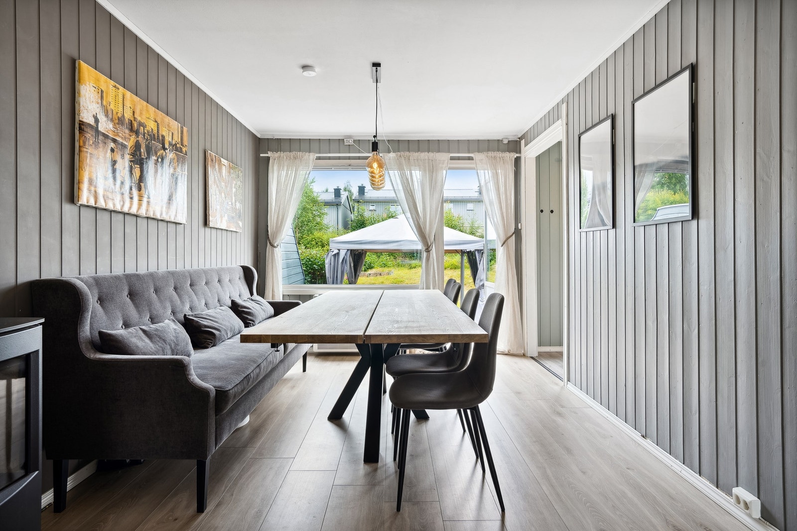 Stuen er gjennomgående og fra spisestuen er det utgang til terrassen. Galleribilde