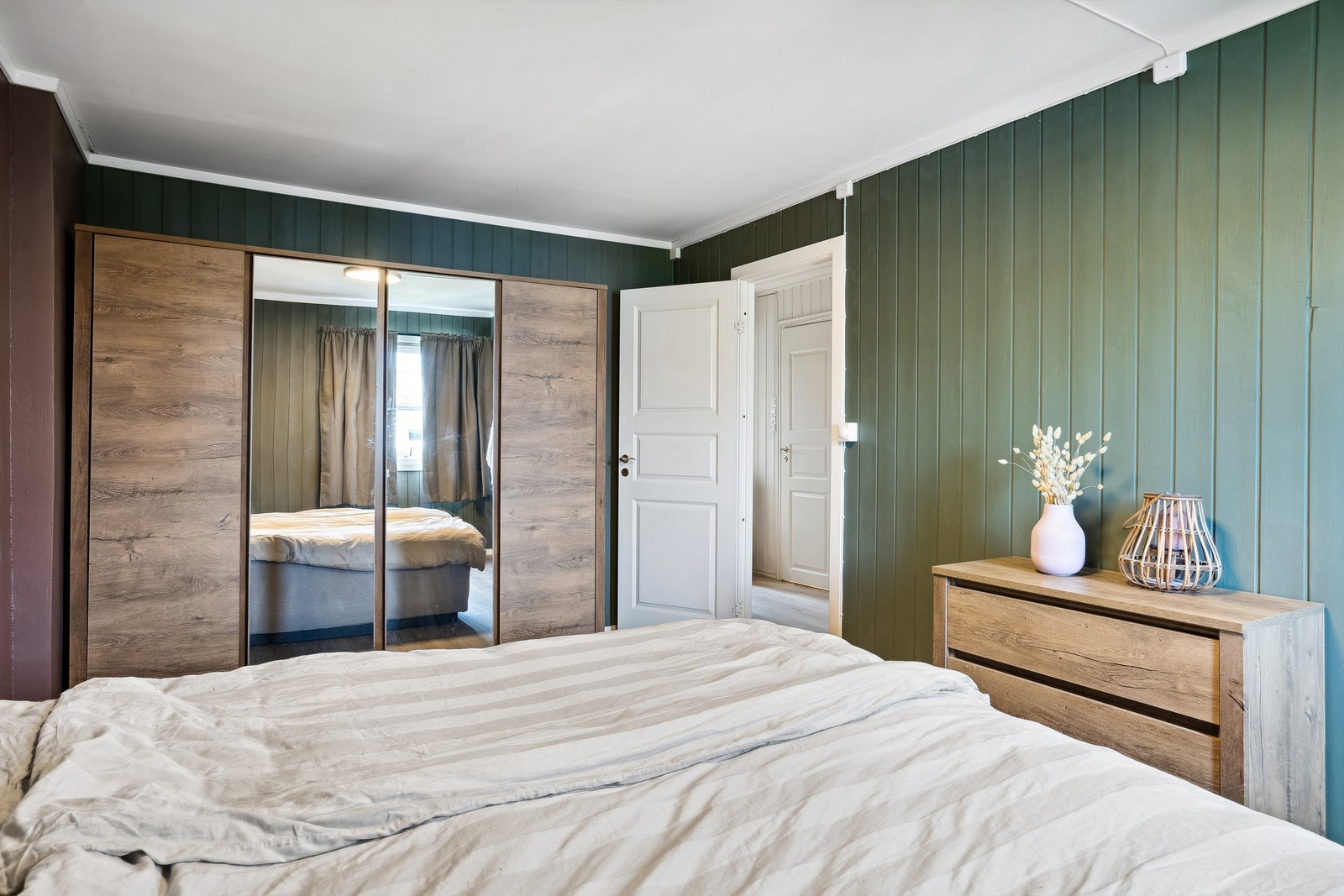 Soverom 1 er romslig med god garderobeplass. Galleribilde