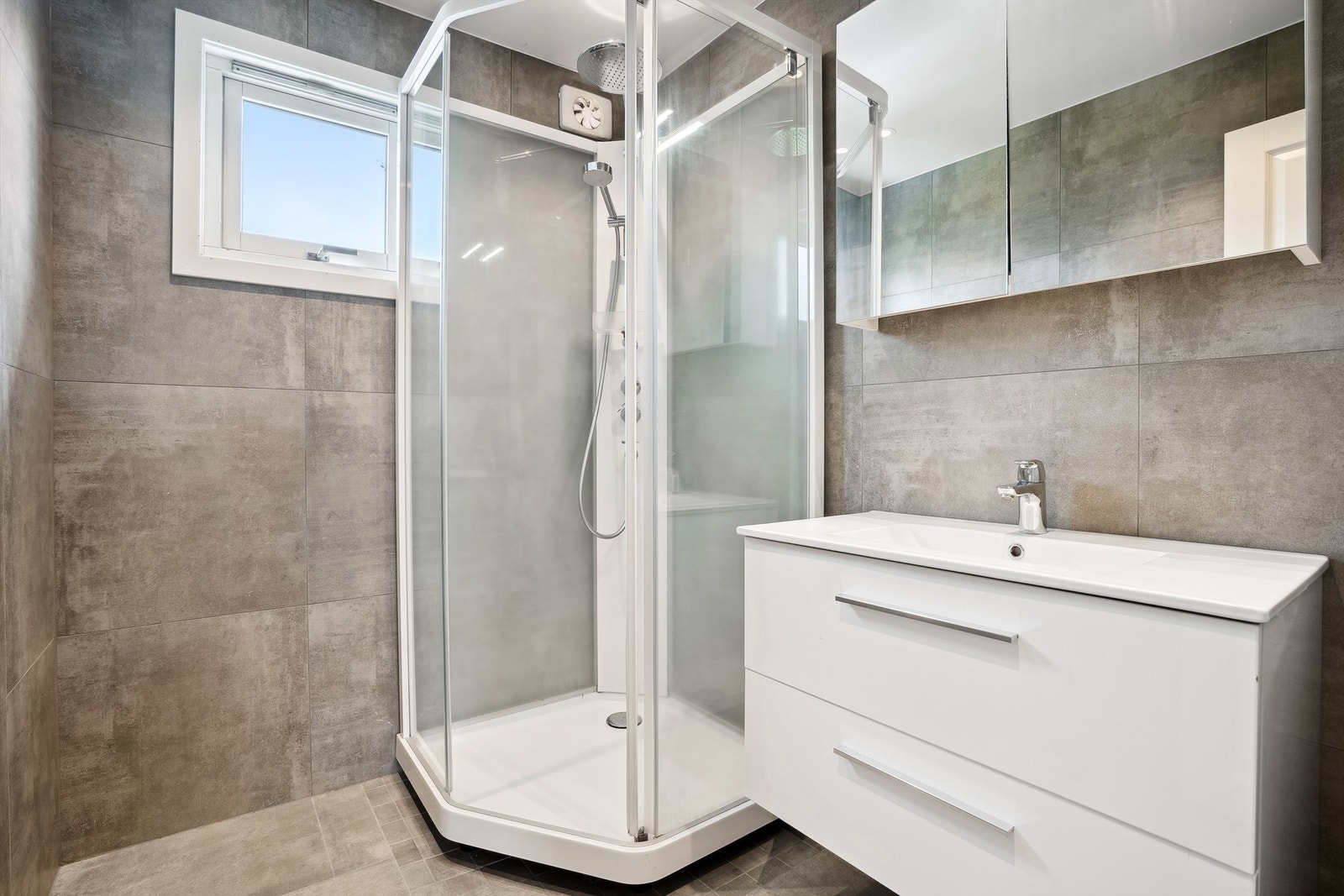 Rekkehuset har bad fra 2022 og kjøkken fra 2015. Galleribilde