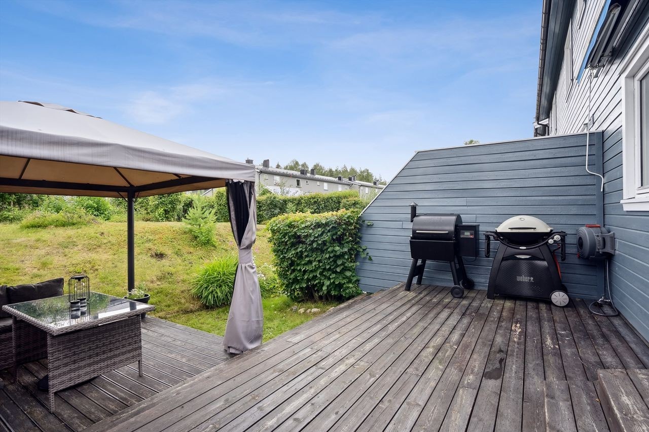 Stor terrasse utenfor stuen - her er det god plass til sosiale sammenkomster. Galleribilde