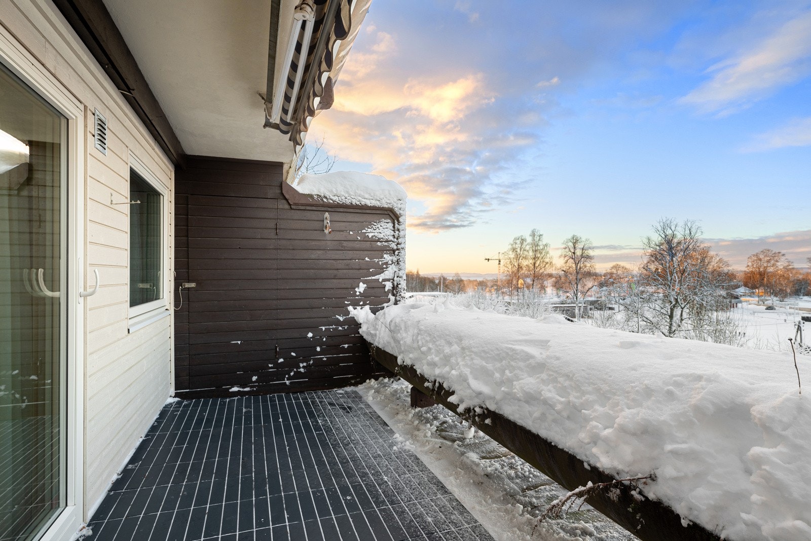Fin terrasse på 12 kvm. Det er utvendig bod på terrassen. Galleribilde