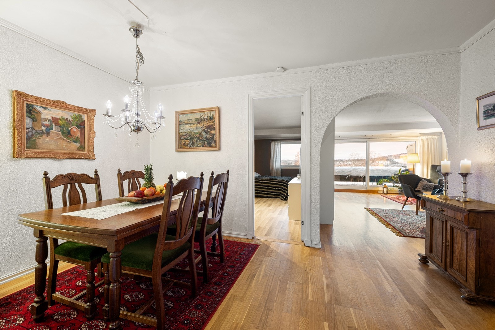 Trivelig spisestue med god plass til langbord, klassiske detaljer og naturlig lysinnslipp. Galleribilde