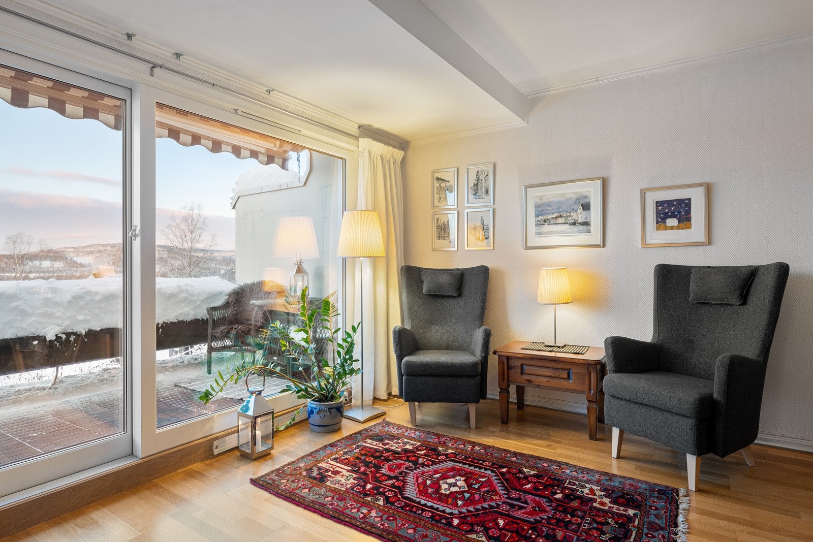 Skyvedør fra stue til leilighetens vestvendte terasse. Galleribilde