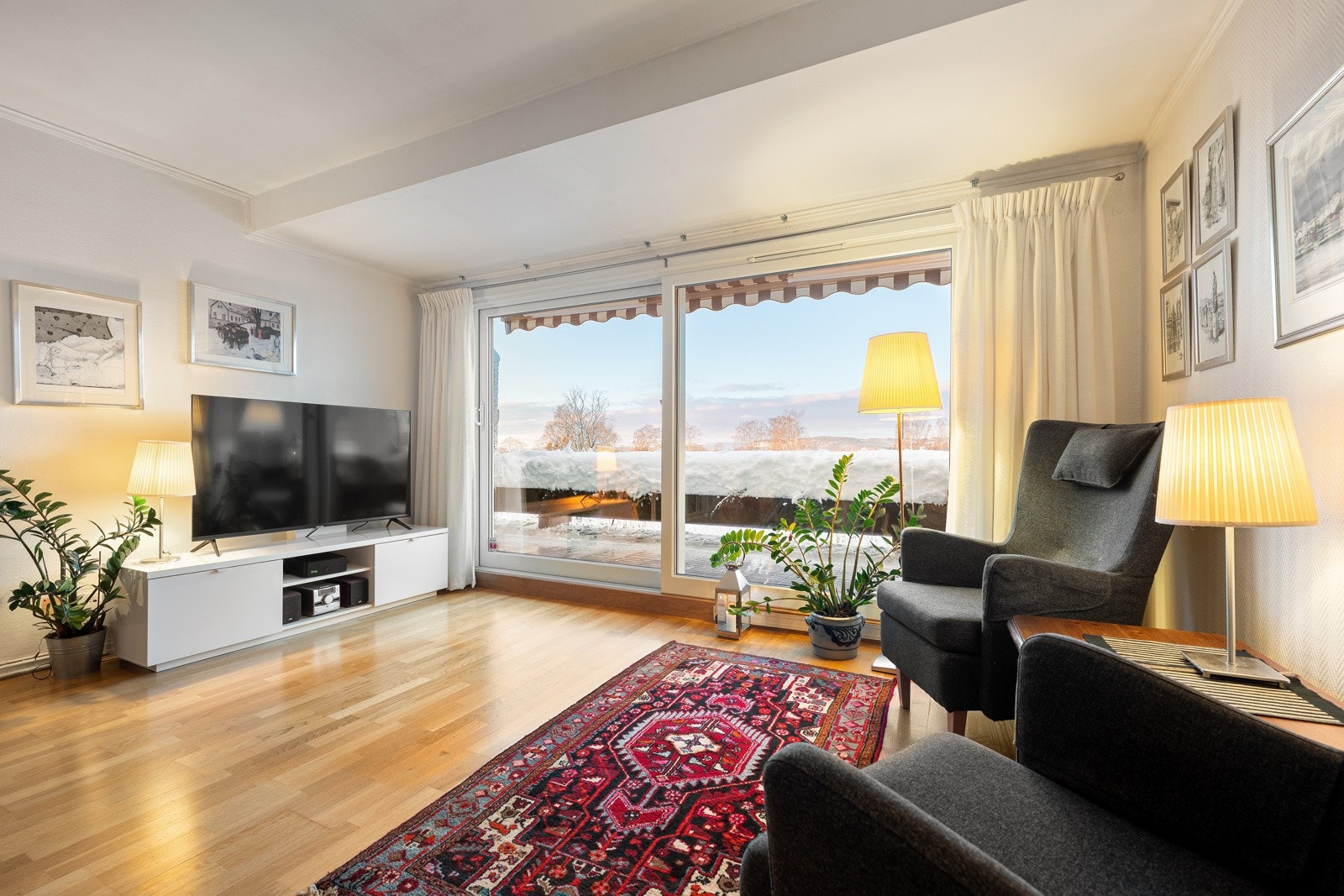 Stuen har et fint naturlig lys og gode innredningsmuligheter. Galleribilde