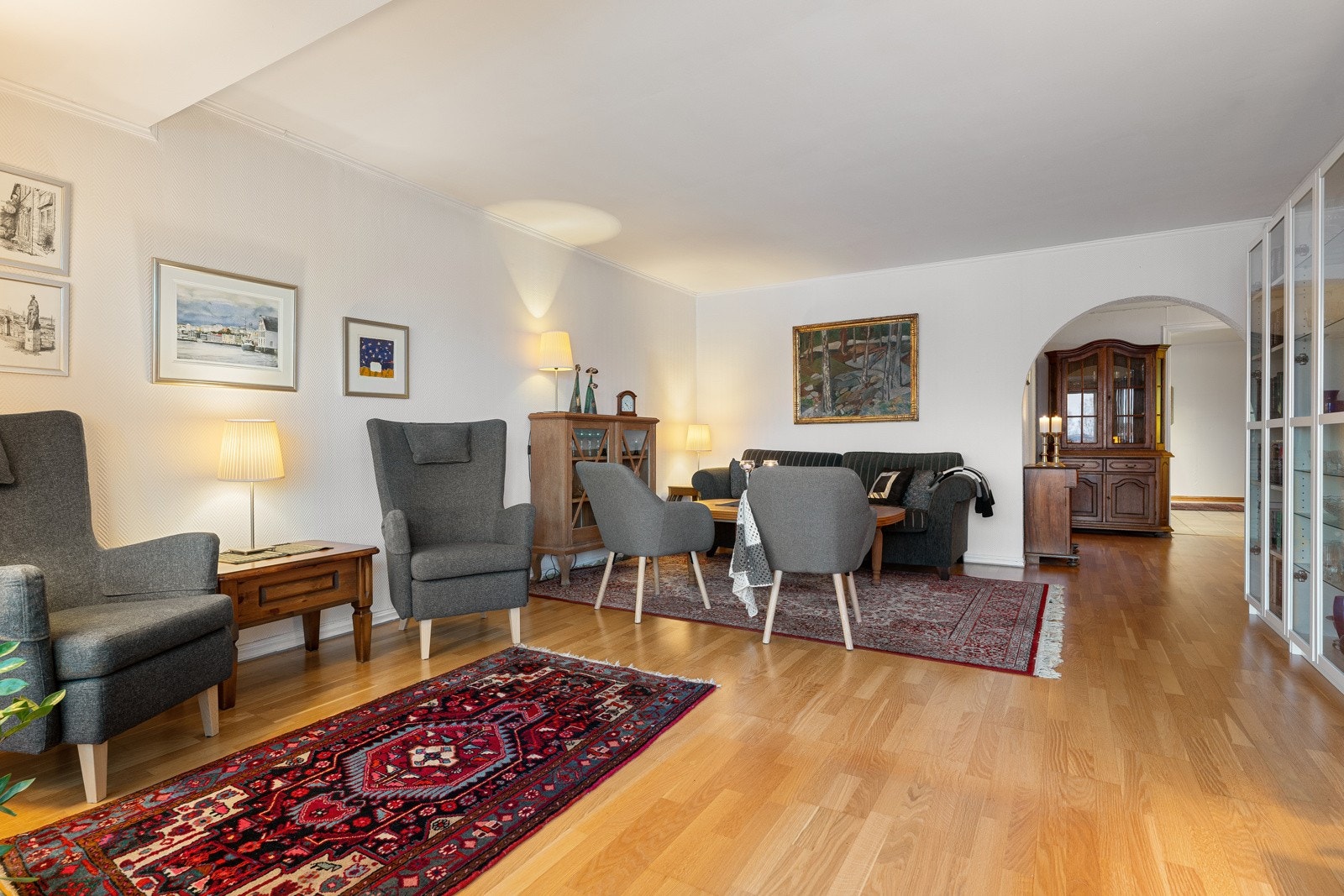 Stor stue med god plass til sittegruppe. Galleribilde