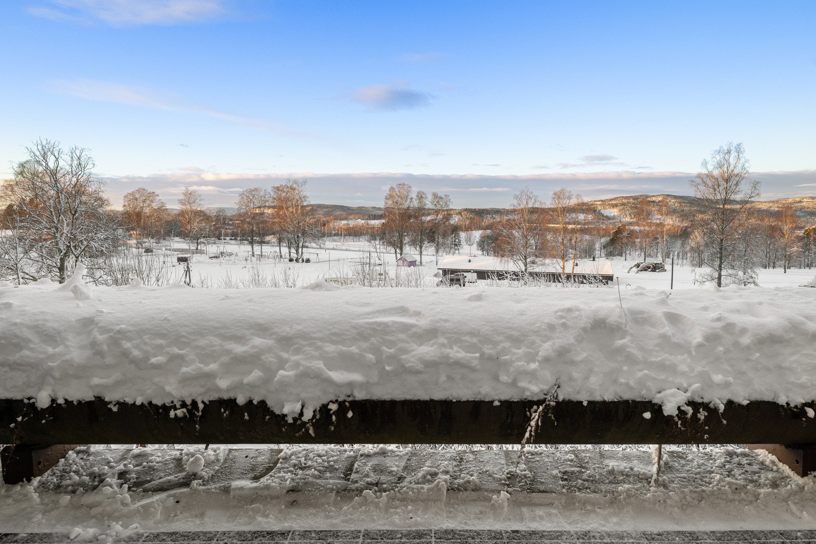Hyggelig utsikt fra terrassen mot Bærumsmarka. Galleribilde