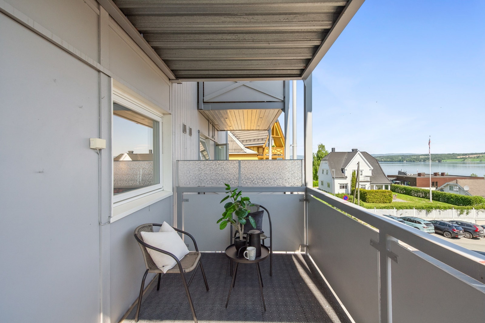 Balkongen har utsikt mot Mjøsa. Galleribilde