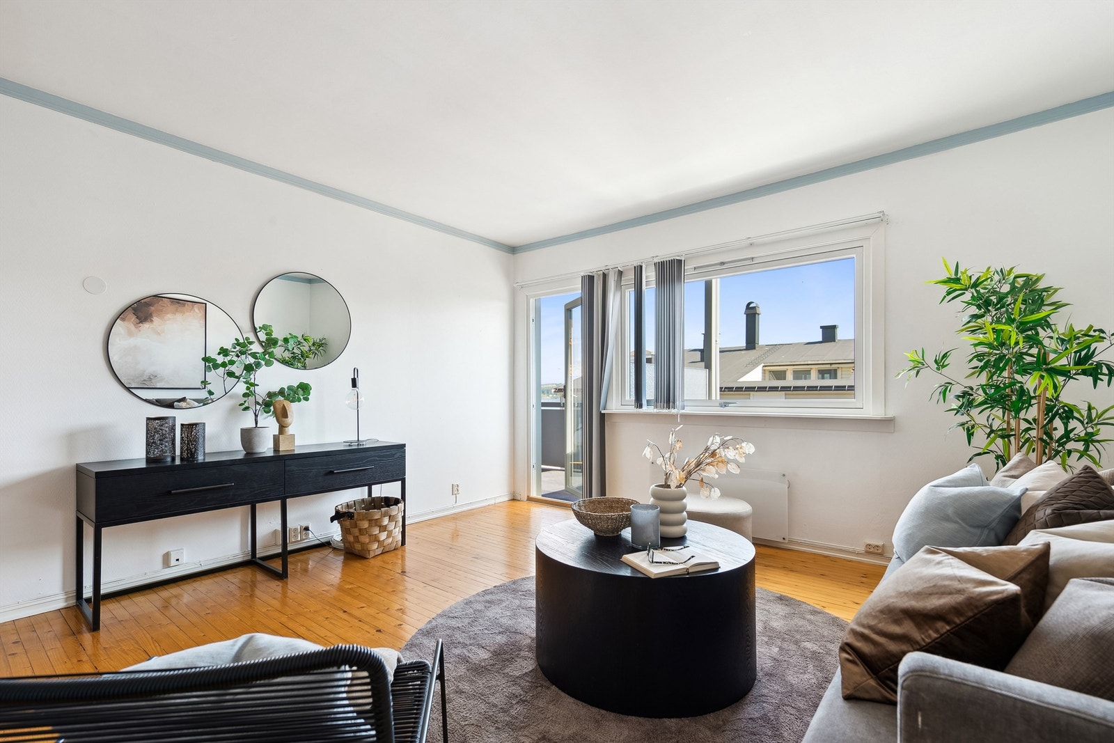 Fra stuen har man utgang til overbygget balkong mot øst. Galleribilde