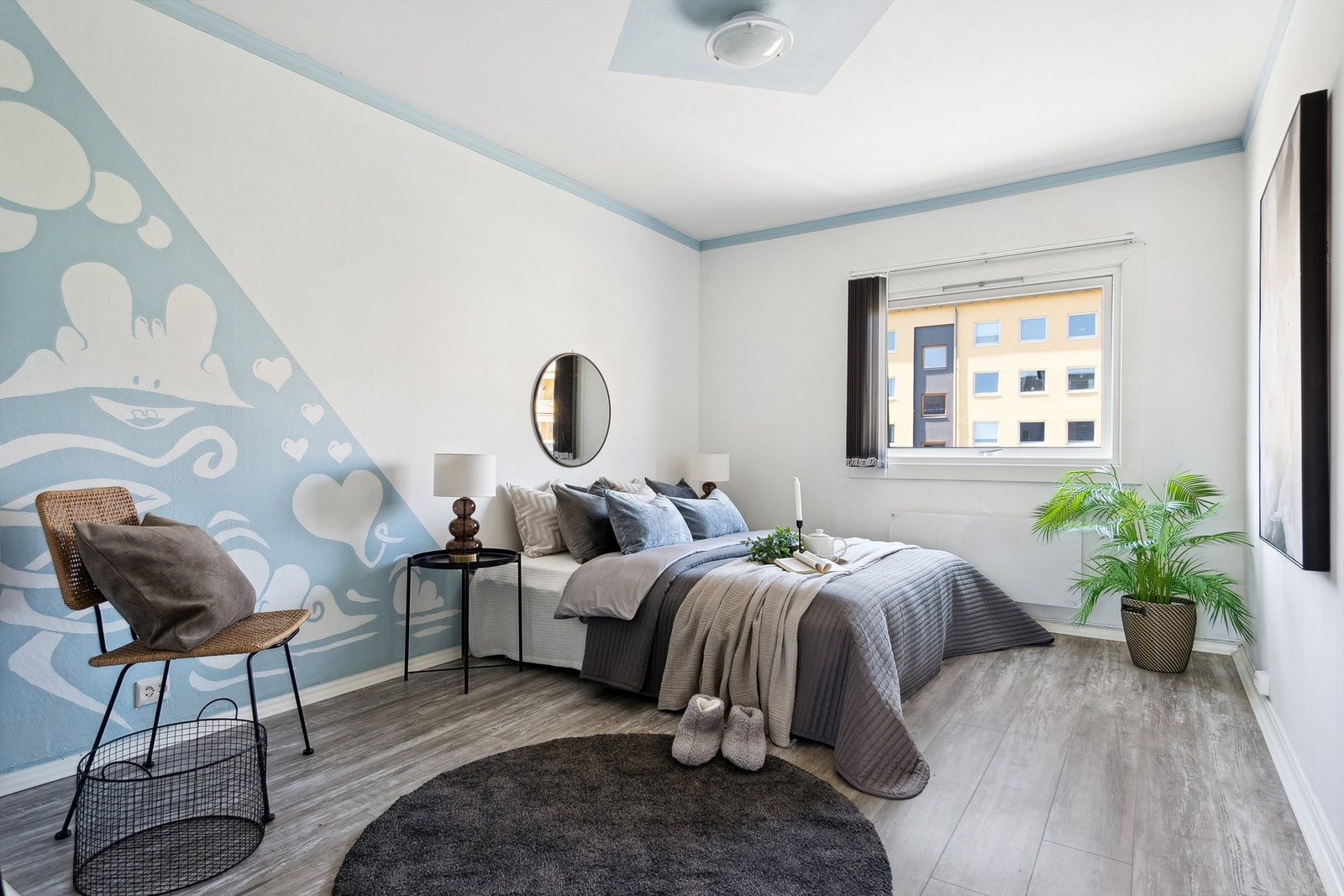 Hovedsoverommet er stort med god plass for dobbeltseng, nattbord og garderobe. Galleribilde