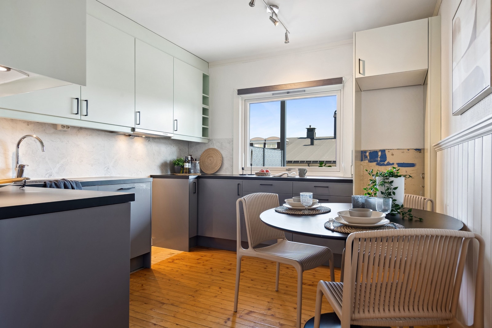 Kjøkkeninnredningen har laminerte skrog, profilerte fronter og laminert benkeplate. Galleribilde