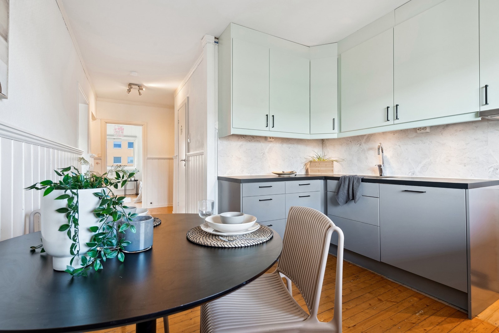 Overskap og underskap er valgt i moderne farger. Galleribilde