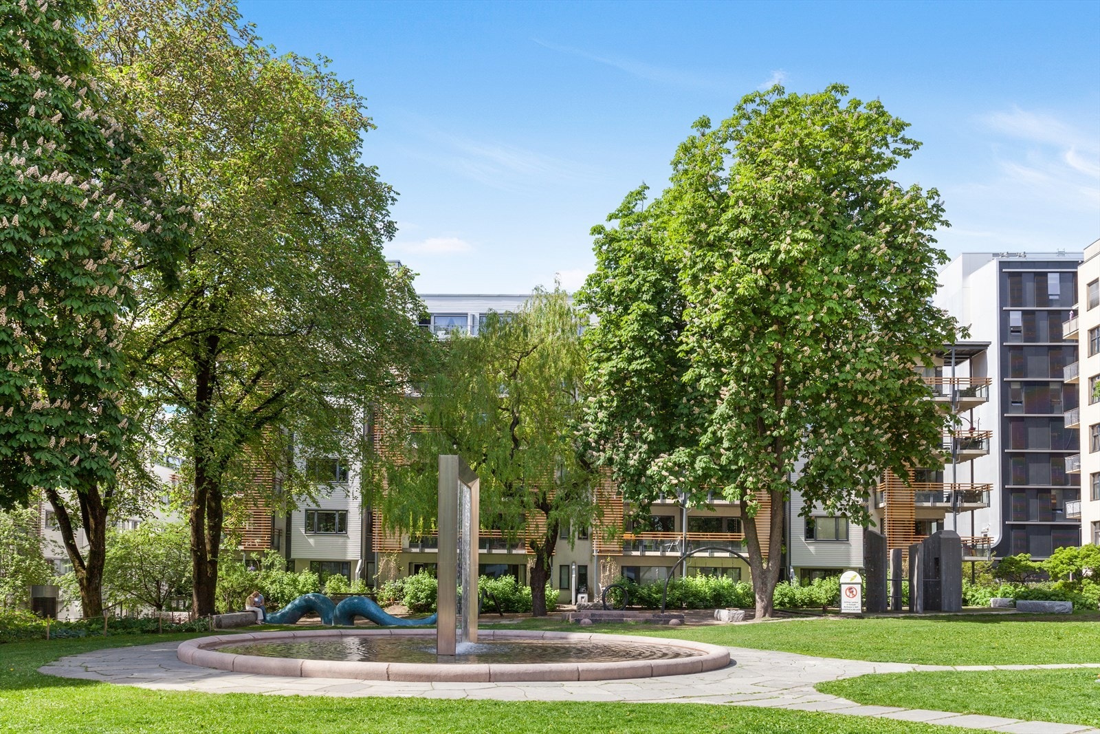 Pilestredet Park har frodige og parkmessige fellesarealer. Galleribilde