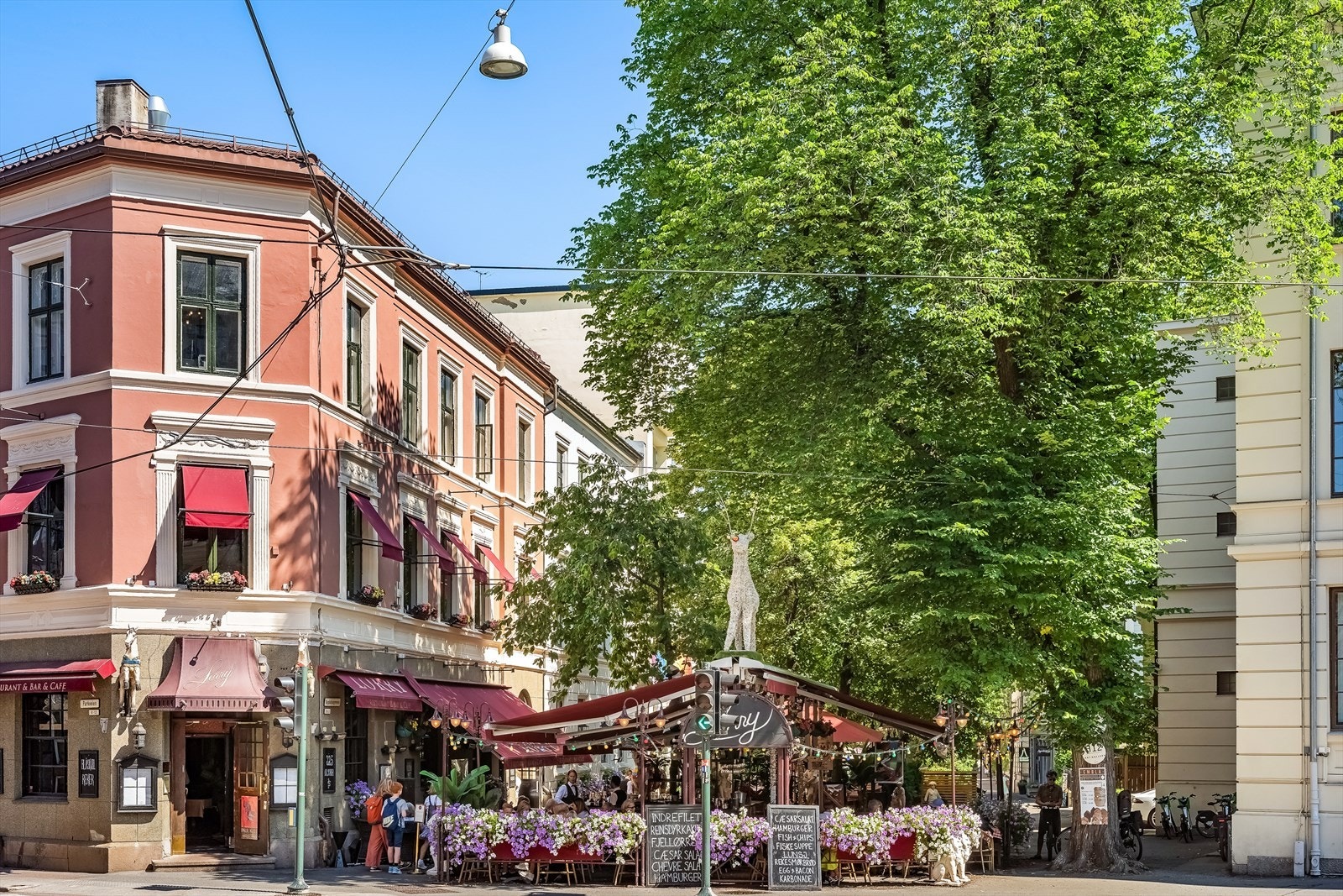 Ca. 10-15 minutters gange til Hegdehaugsveien. Galleribilde