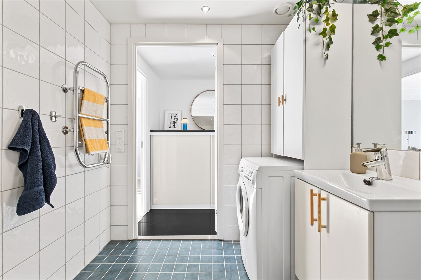 Opplegg for vaskemaskin. Varmekabler i gulv. Galleribilde