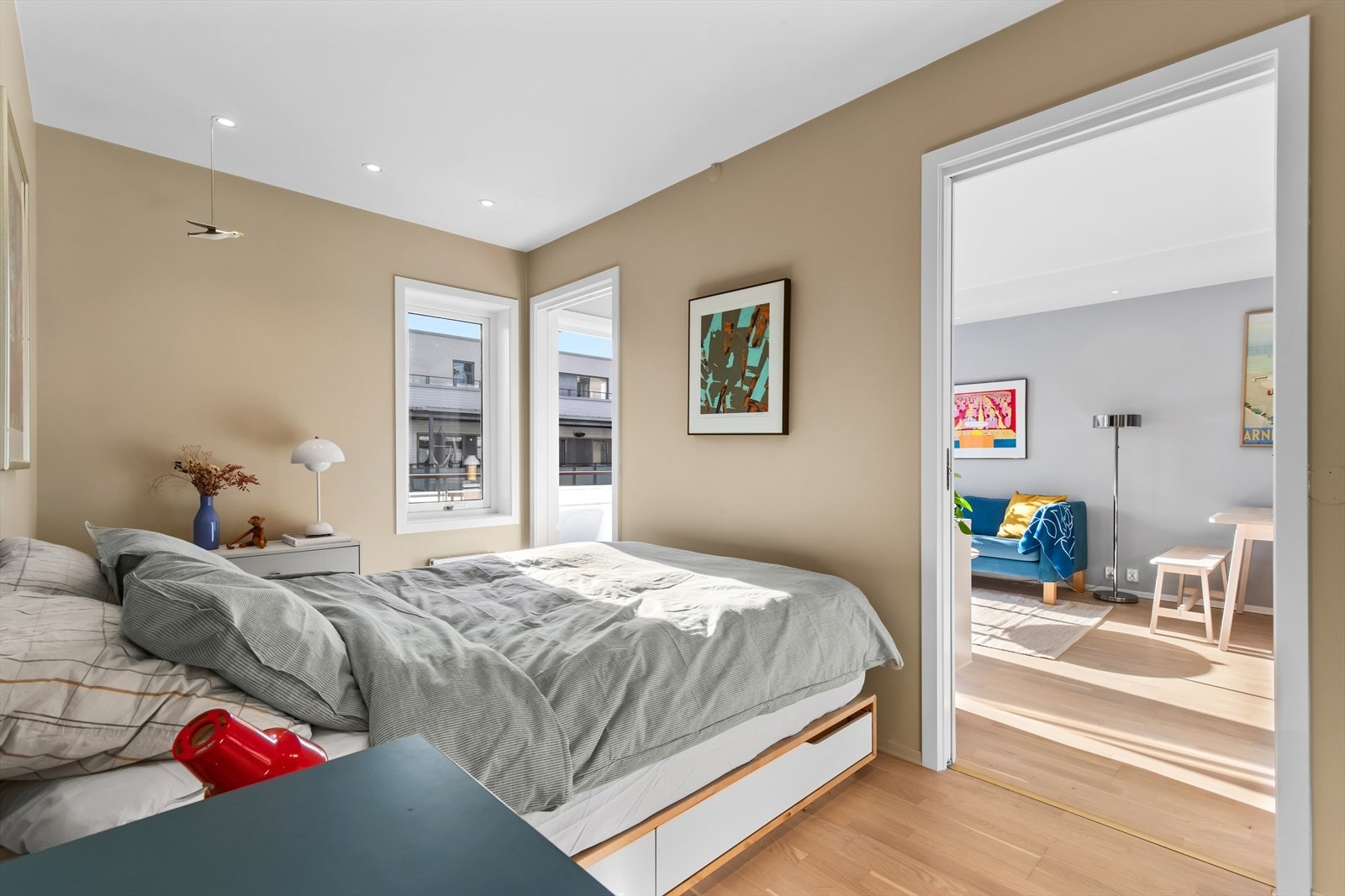 Plassbesparende skyvedører inn til soverom på begge sider som skaper en luftig følelse. Galleribilde