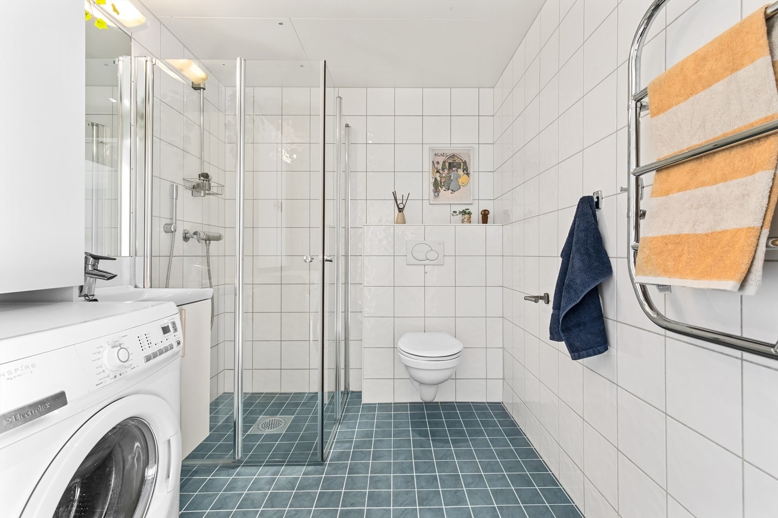 Pent og lyst flislagt bad av god størrelse. Konstruksjonen er en prefabrikert våtromskabin fra byggeår. Galleribilde