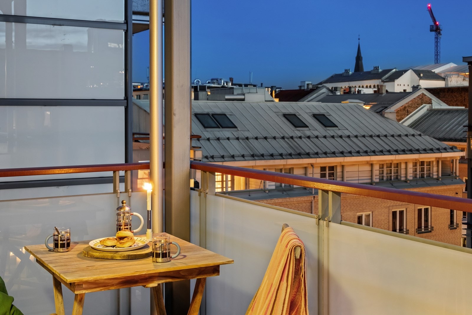 På varme dager blir verandaen en naturlig forlengelse av stuen - perfekt for lange sommerkvelder utendørs! Galleribilde