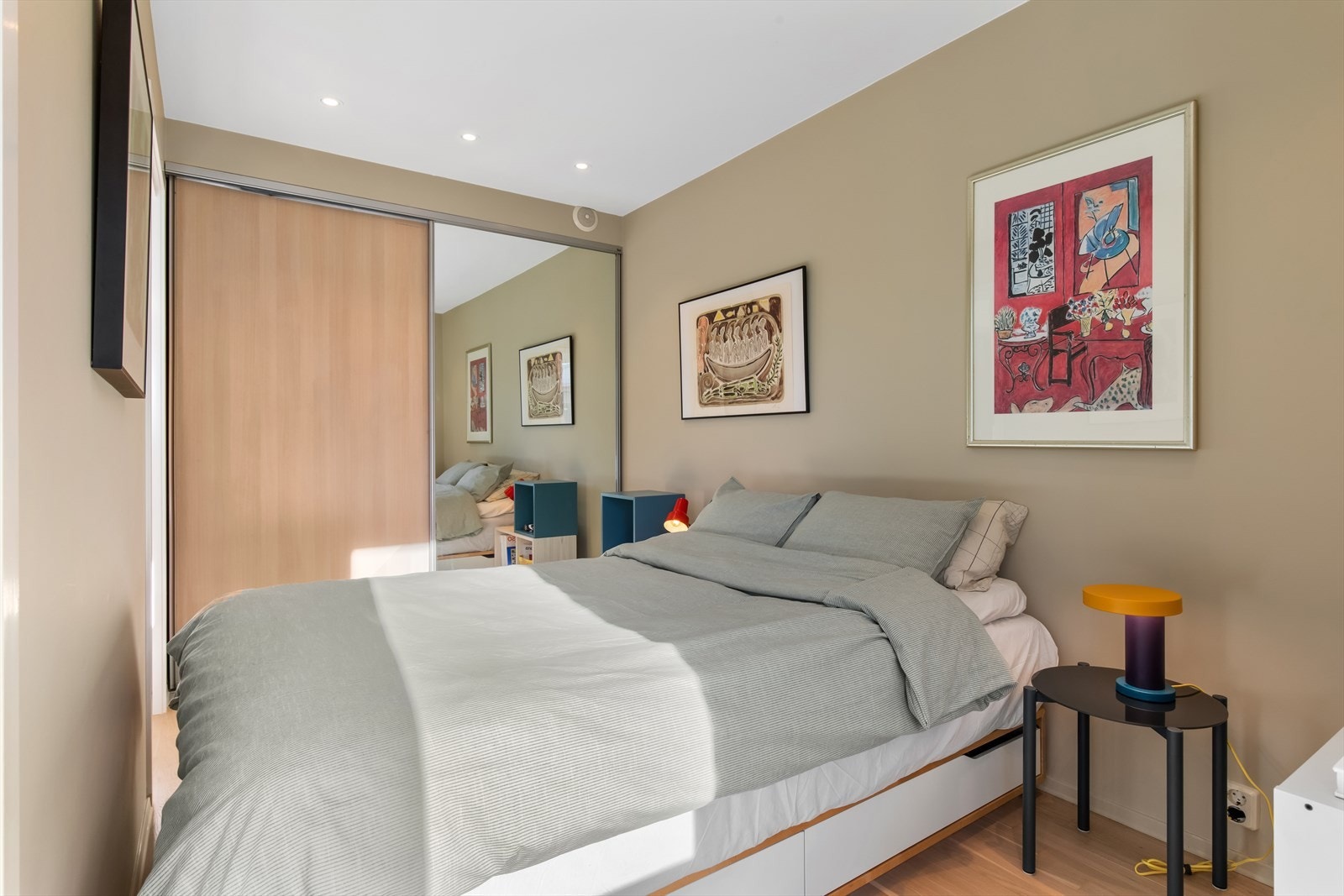 Bak skyvedørene ligger en dyp og romslig innvendig bod. Galleribilde