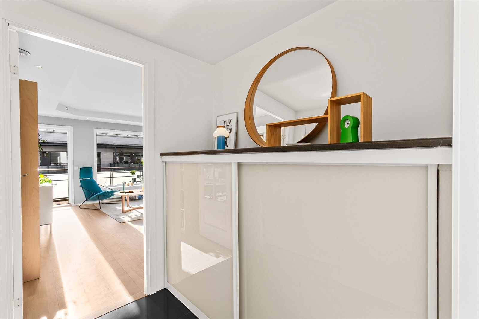 Skap i entré for oppheng av yttertøy og sko. Galleribilde