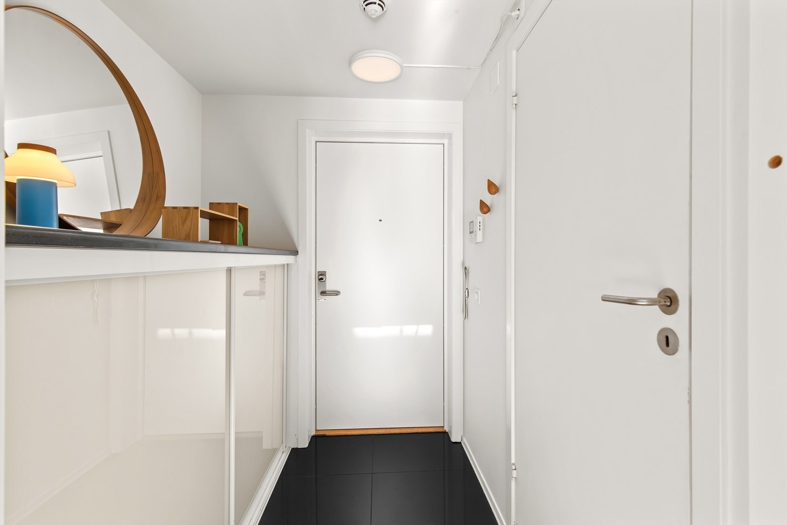 Lys entré med flislagt gulv, et solid valg som tåler våte sko. Galleribilde