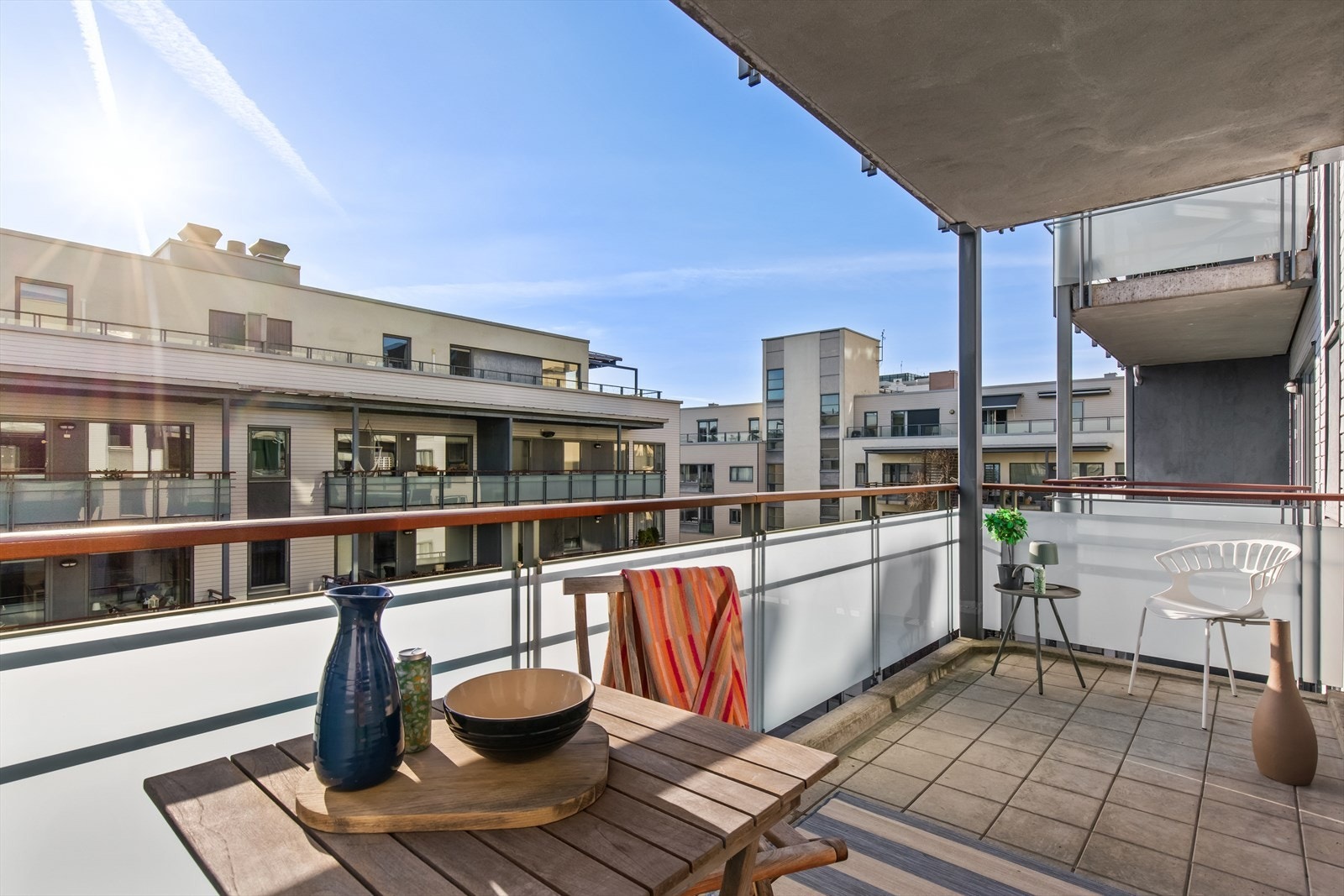 Balkongen er på hele 9m2, er sydvent med mye sol og har luftig utsyn i flere retninger. Galleribilde