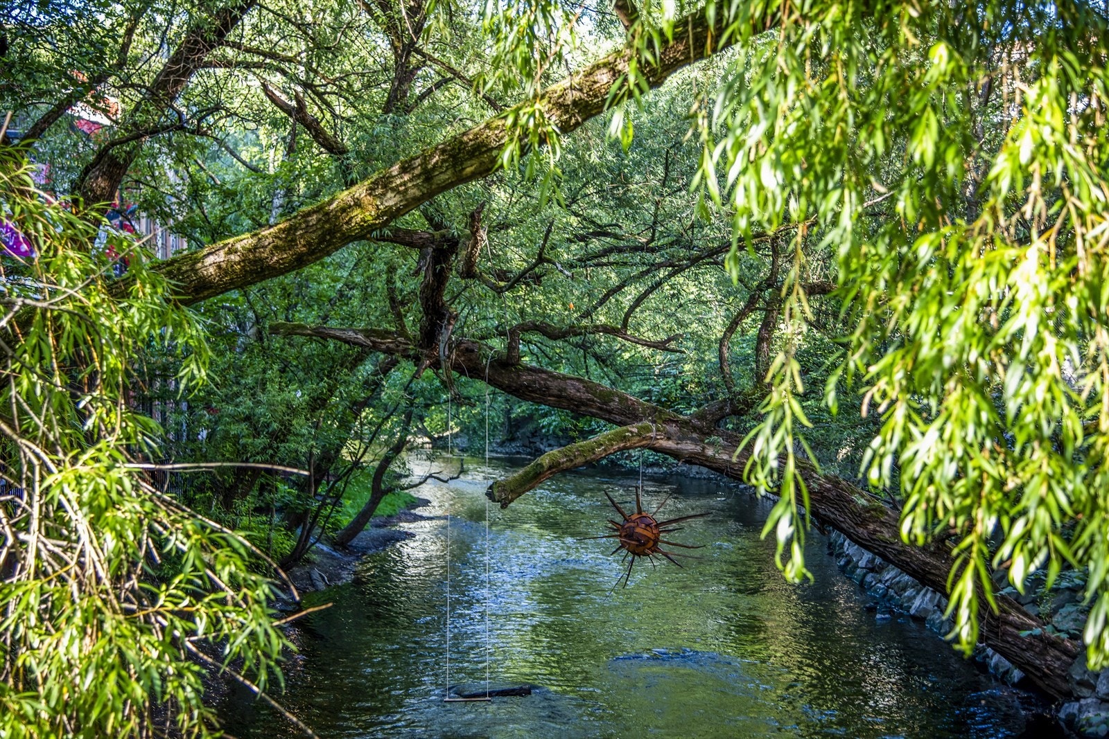 Det er fine turveier langs Akerselva i begge retninger. Her kan man gå, jogge eller besøke barer og uteliv langs elven nede ved Grünerløkka. Galleribilde