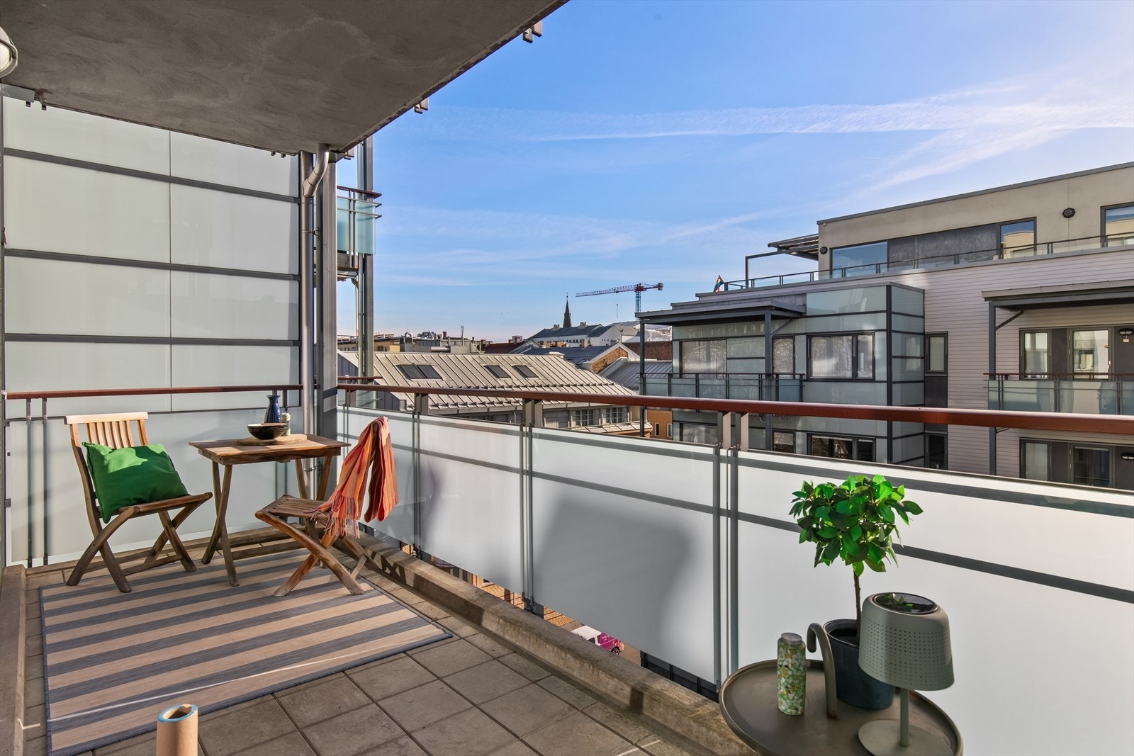Balkongen har fint utsyn utover de omkringliggende hustakene. Galleribilde