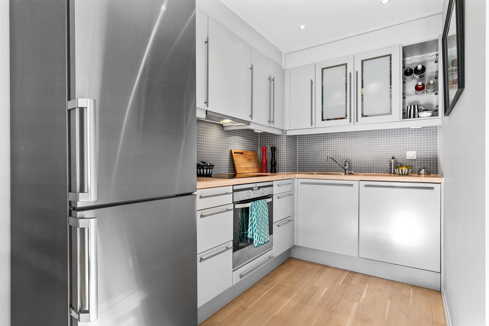 Pent og innholdsrikt kjøkken med mye skappplass. I 2024 ble det montert ny induksjonstopp og oppvaskmaskin. Galleribilde