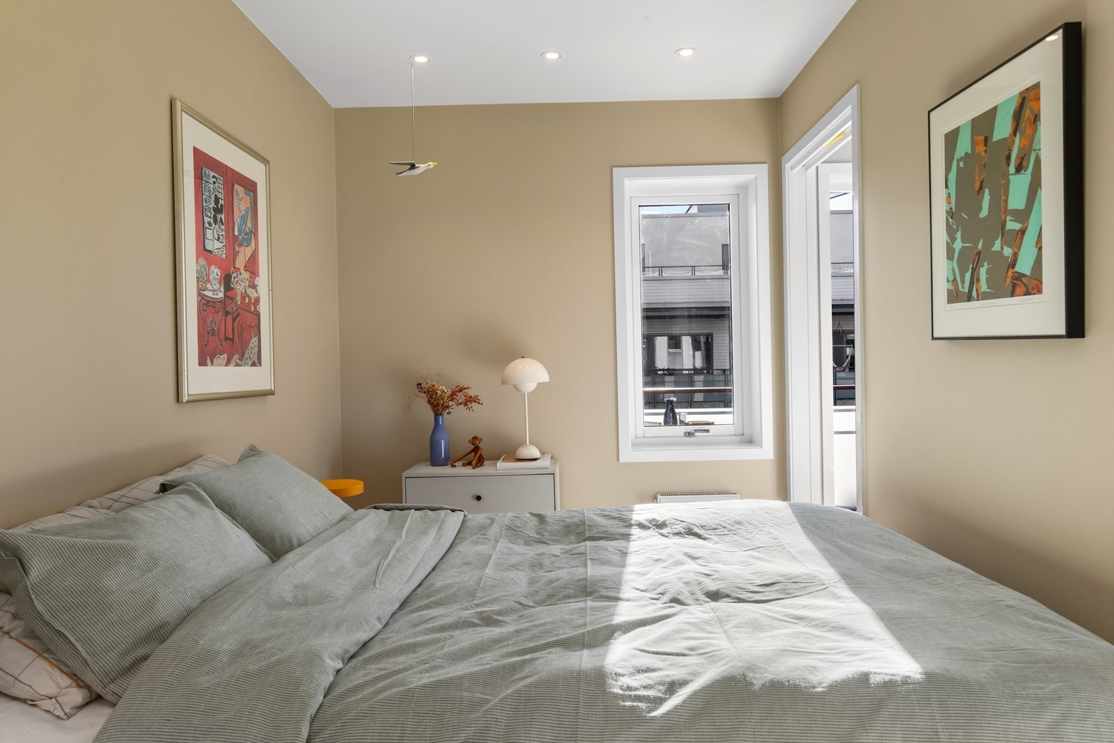 Downlights i tak. Det er plass for kontorpult ved siden av vinduet. Galleribilde