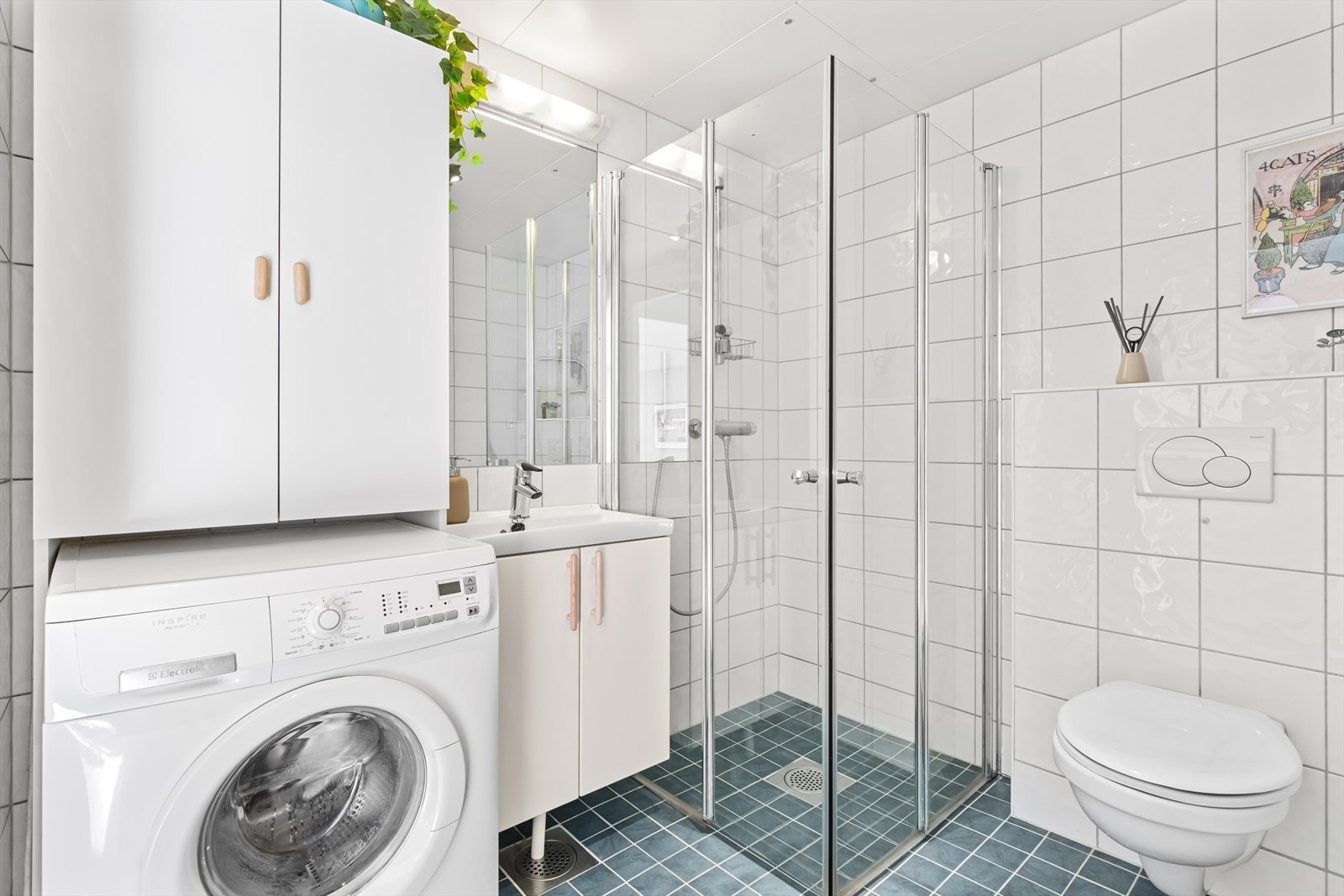 Badet er arealeffektivt og innholdsrikt uten at det stjeler verdifulle kvadratmeter fra resten av leiligheten. Galleribilde