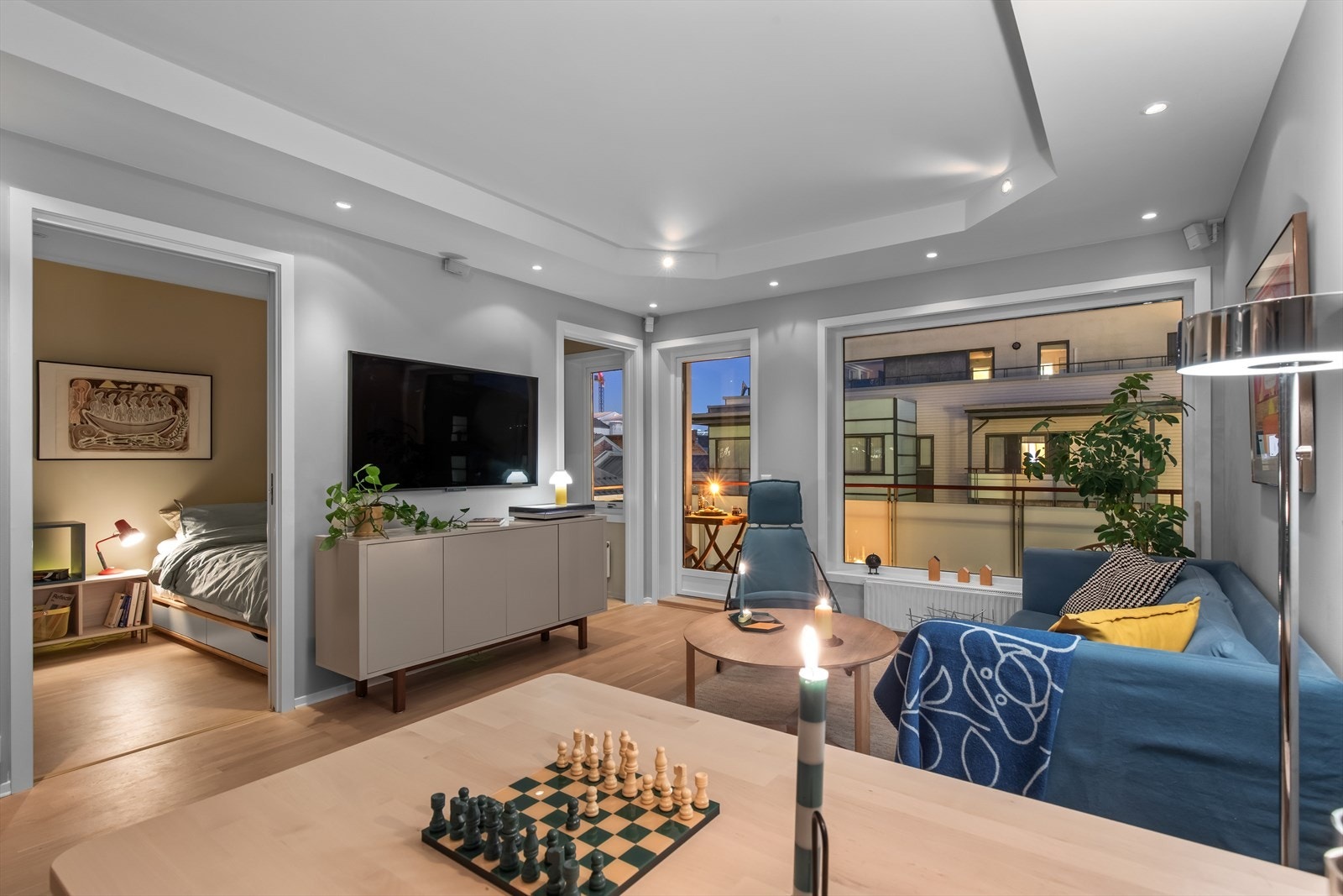 I 2025 har vegger, lister og himlinger i soverom, stue/kjøkken og entre/gang blitt malt i tidsriktige og samstemte farger. Galleribilde