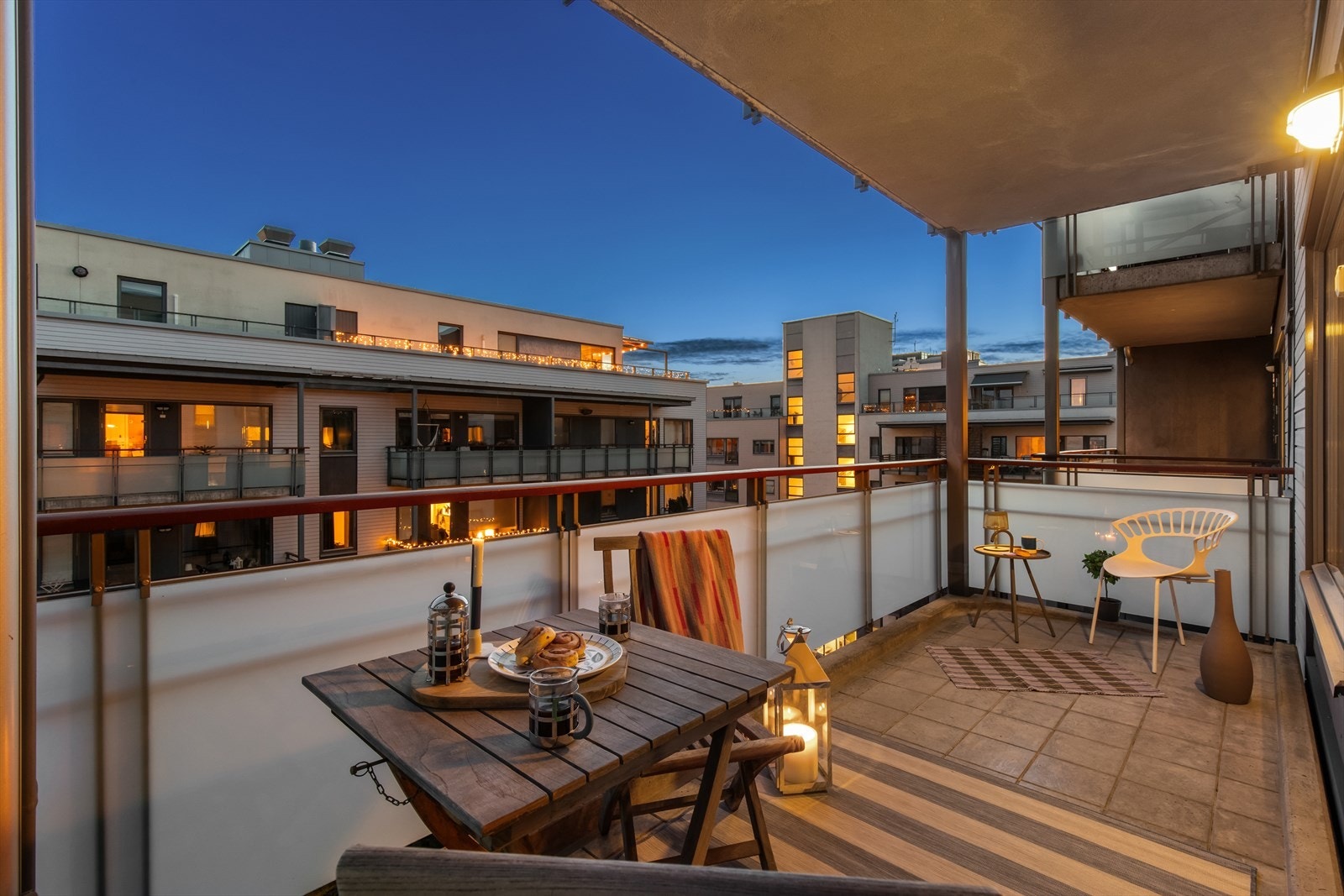 Balkongen er overbygget slik at møbler holder seg tørre i ruskevær og det er plass for flere møbelgrupper. Galleribilde